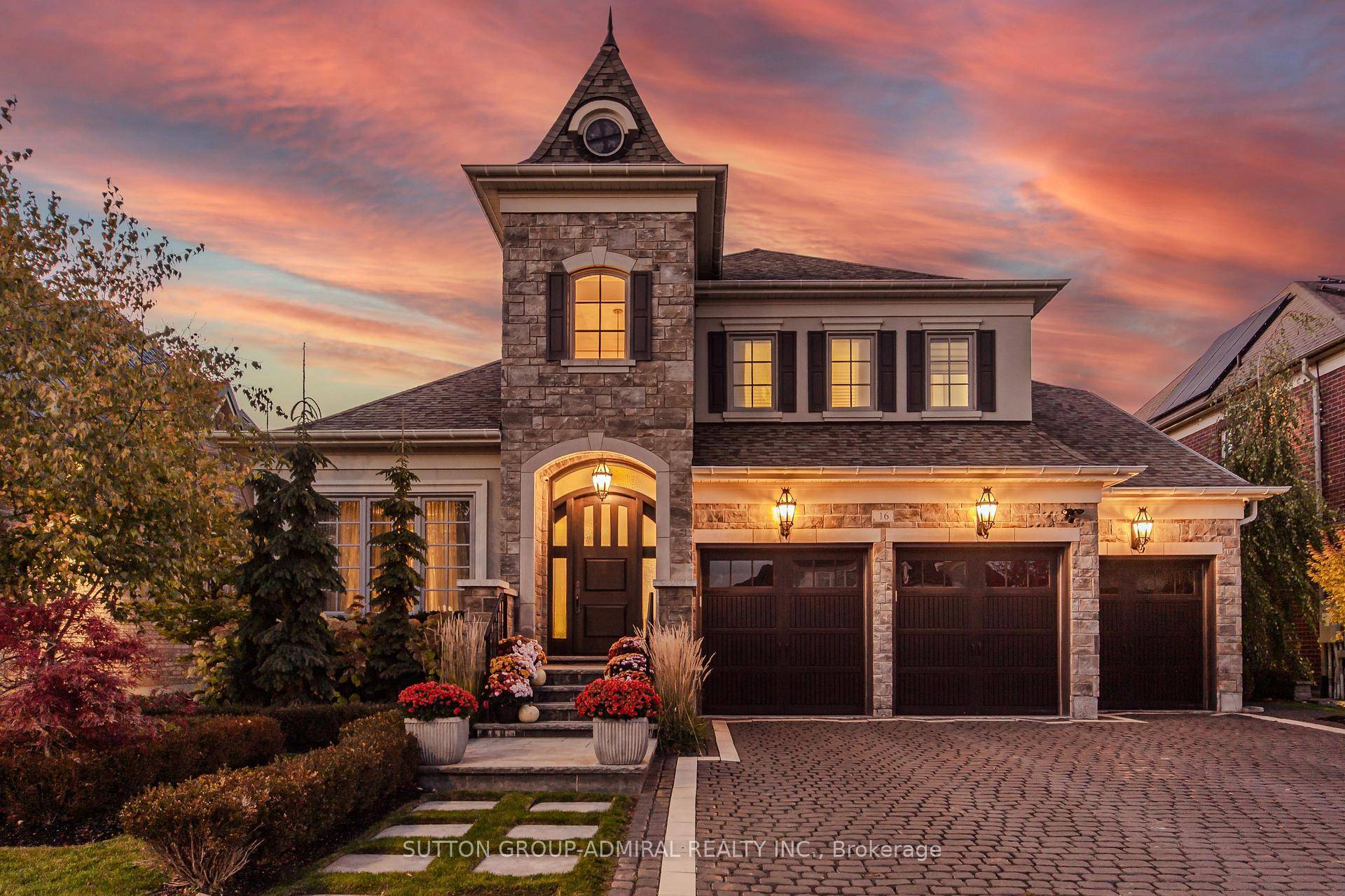 Welcome to this extraordinary Bungaloft Estate, where architectural elegance meets modern luxury.