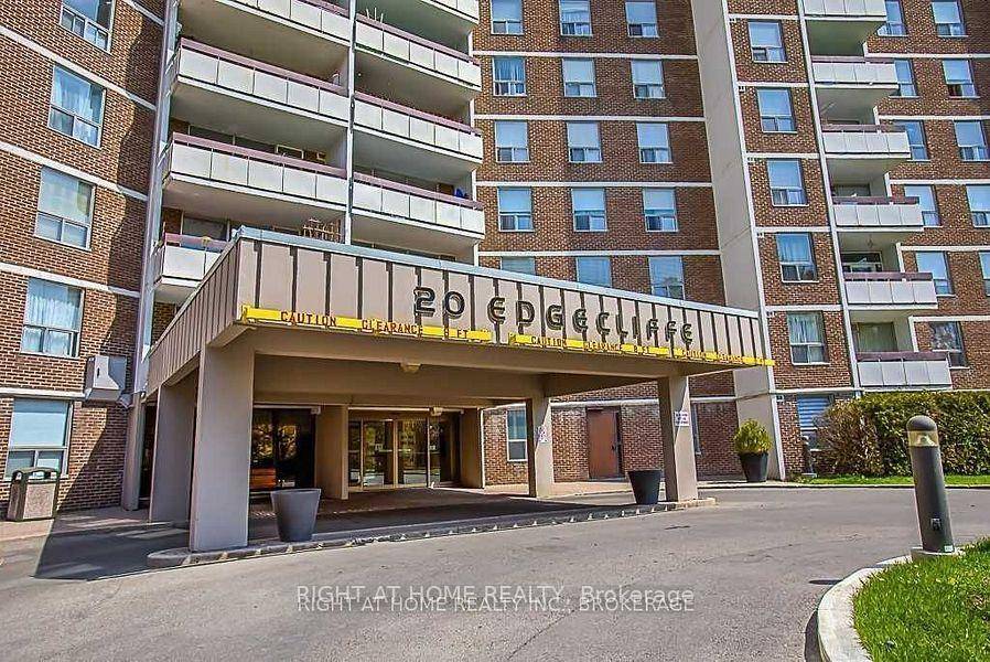 Exceptional Unobstructed Ravine amp ; Golf Course View, Spacious 3 Bedroom And 2 Washroom Corner Unit With View Of Golf Course From Every Window !