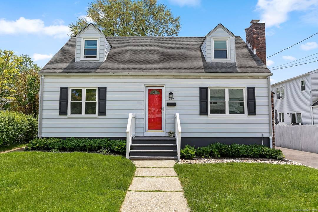 Furnished or unfurnished month to month rental in Fairfield's University neighborhood Available January 1, this charming 3 bedroom, 2 bath Cape in Fairfield's University neighborhood is offered as a flexible ...