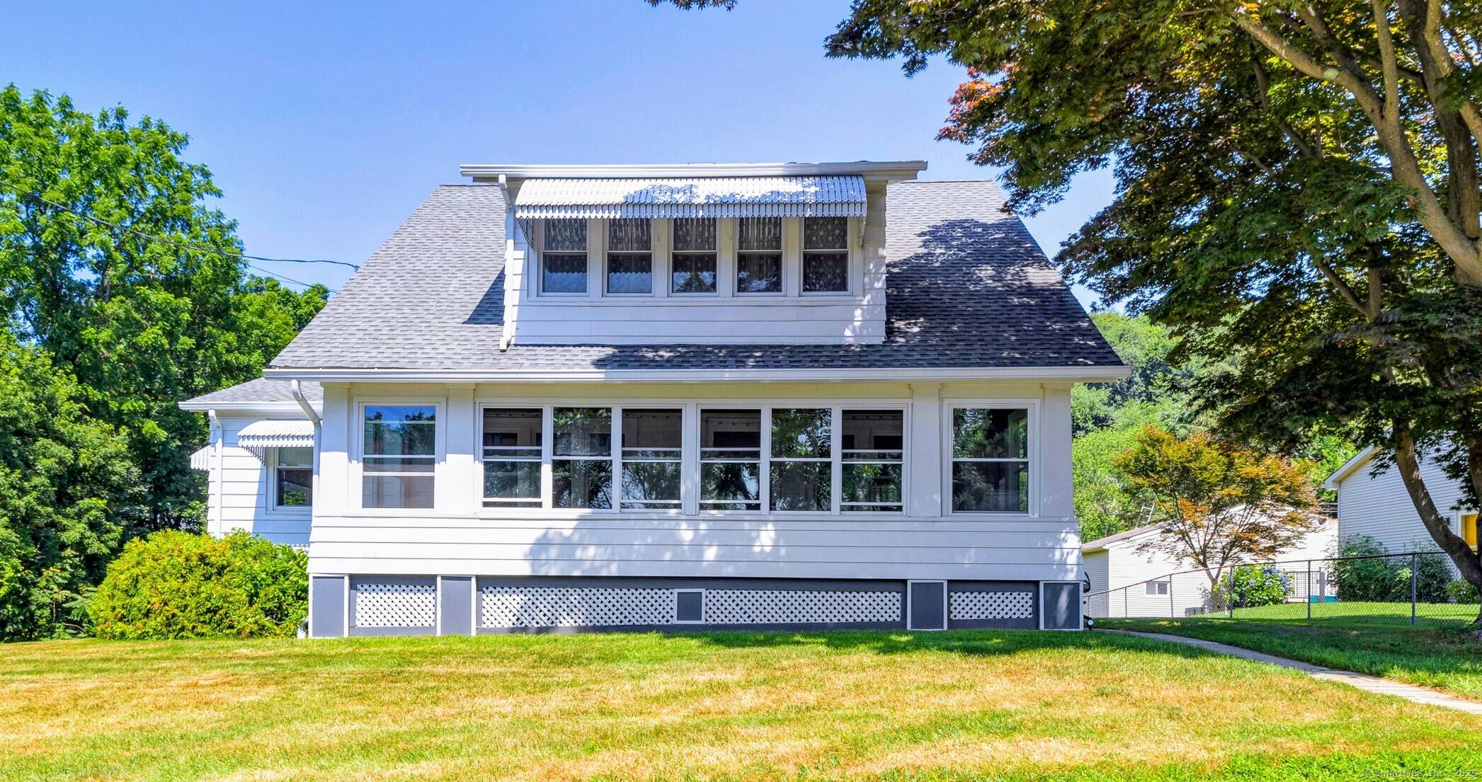 Discover the charm of this Derby, Connecticut Cape Cod, with a newly remodeled kitchen and a living room dining room of timeless elegance !