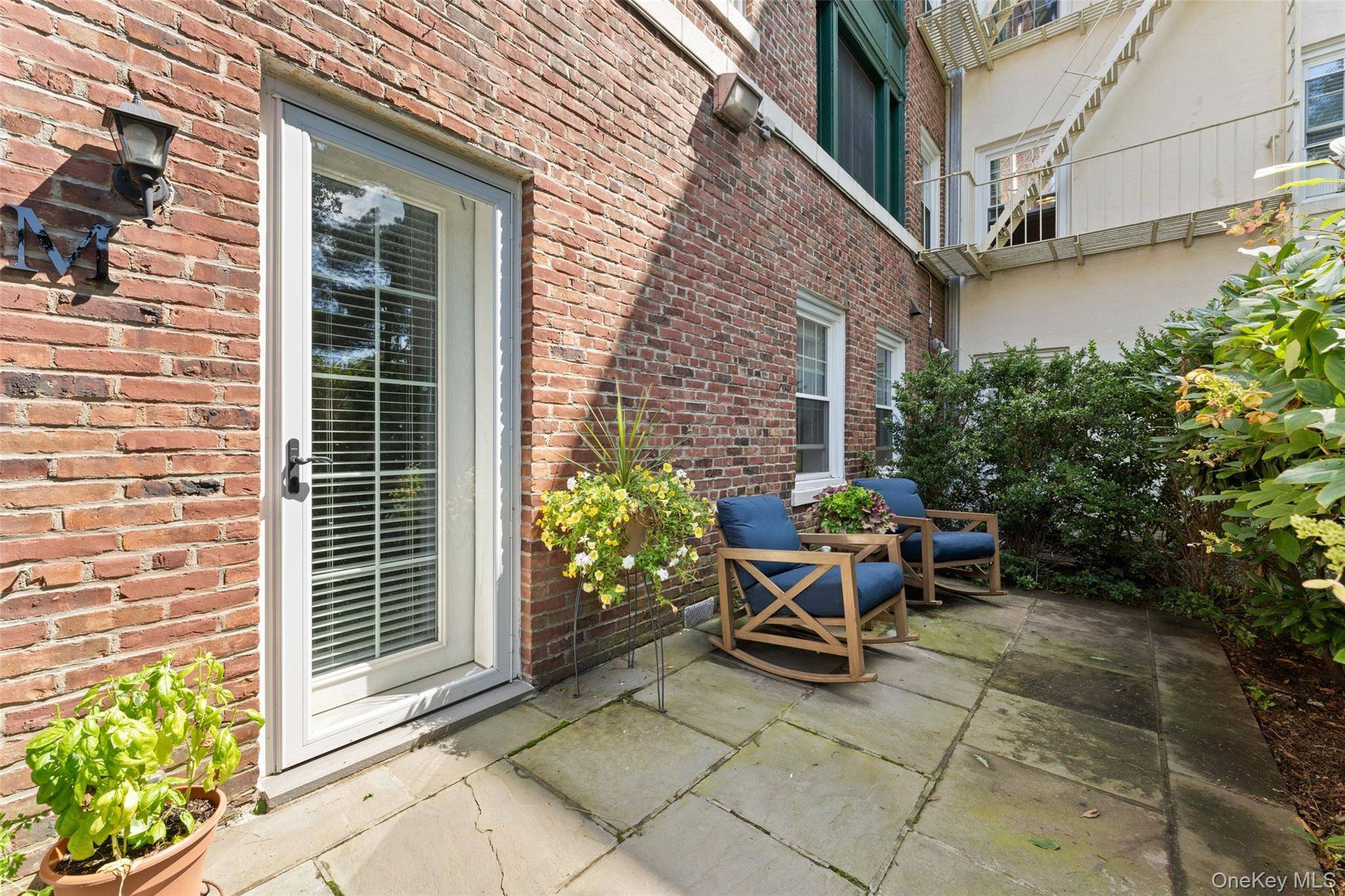 Step into this delightful garden level 2 bedroom, 2 bath apartment at Brooklands, a beautiful 1927 Georgian style complex recognized for its elegant architecture and beautifully landscaped grounds.