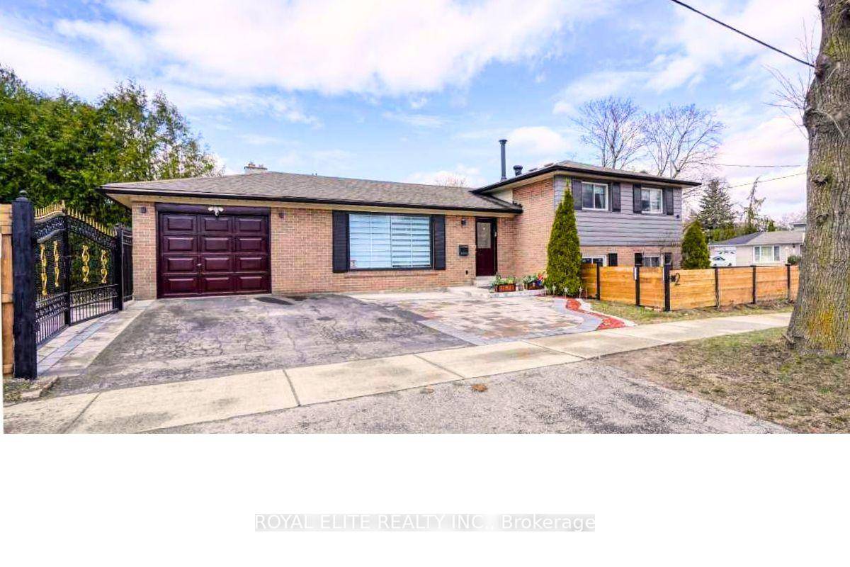 Stunning Renovated 3 1 Bed Detached Gem in Prestigious North York !