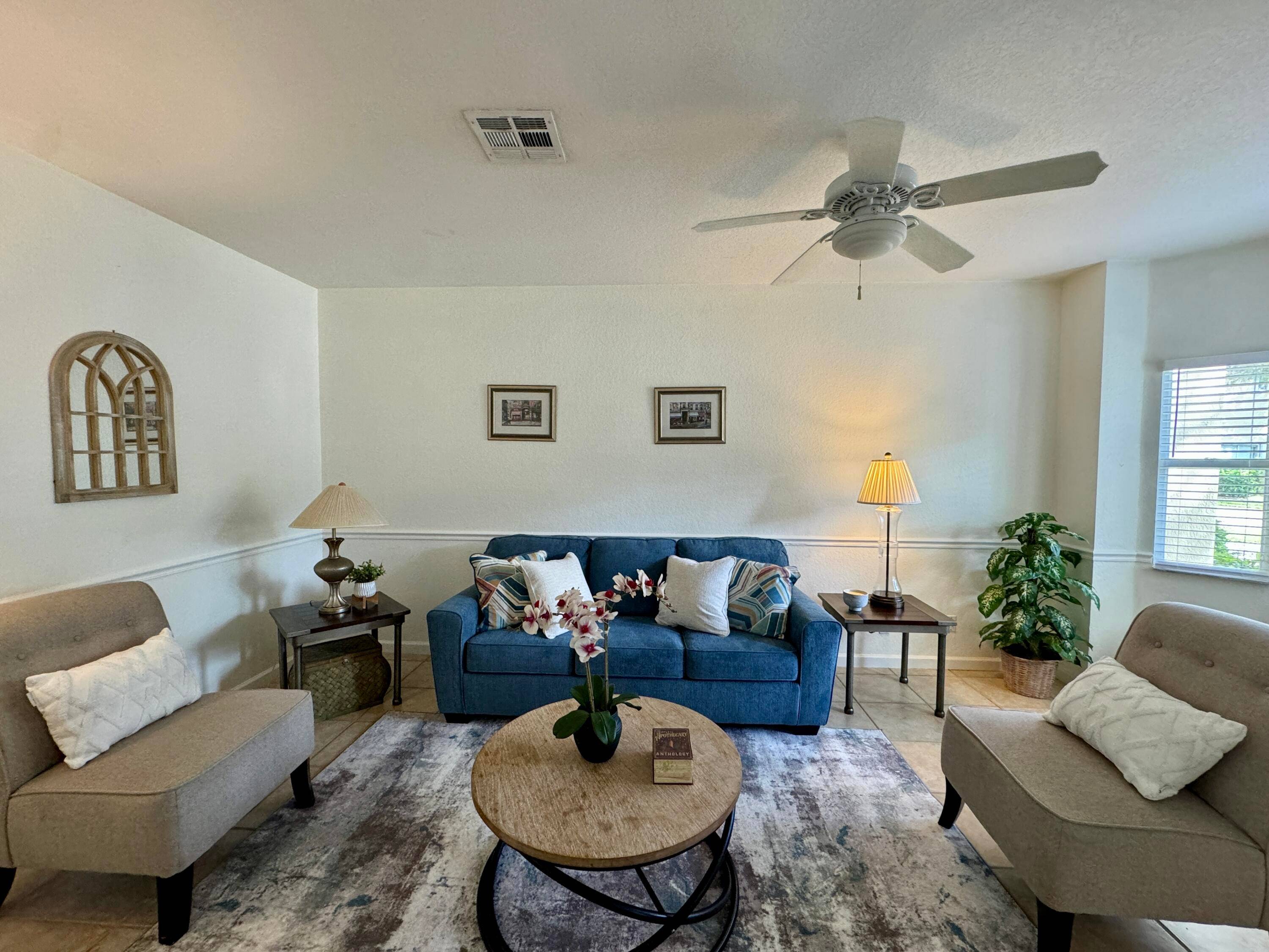 Seasonal Welcome to this charming townhome located in the heart of Wellington.