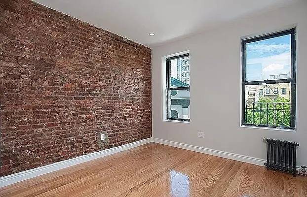 Renovated, Top Floor, Sunny 2 Bed 2 Bath in Williamsburg, Brooklyn w Views of Manhattan Skyline !