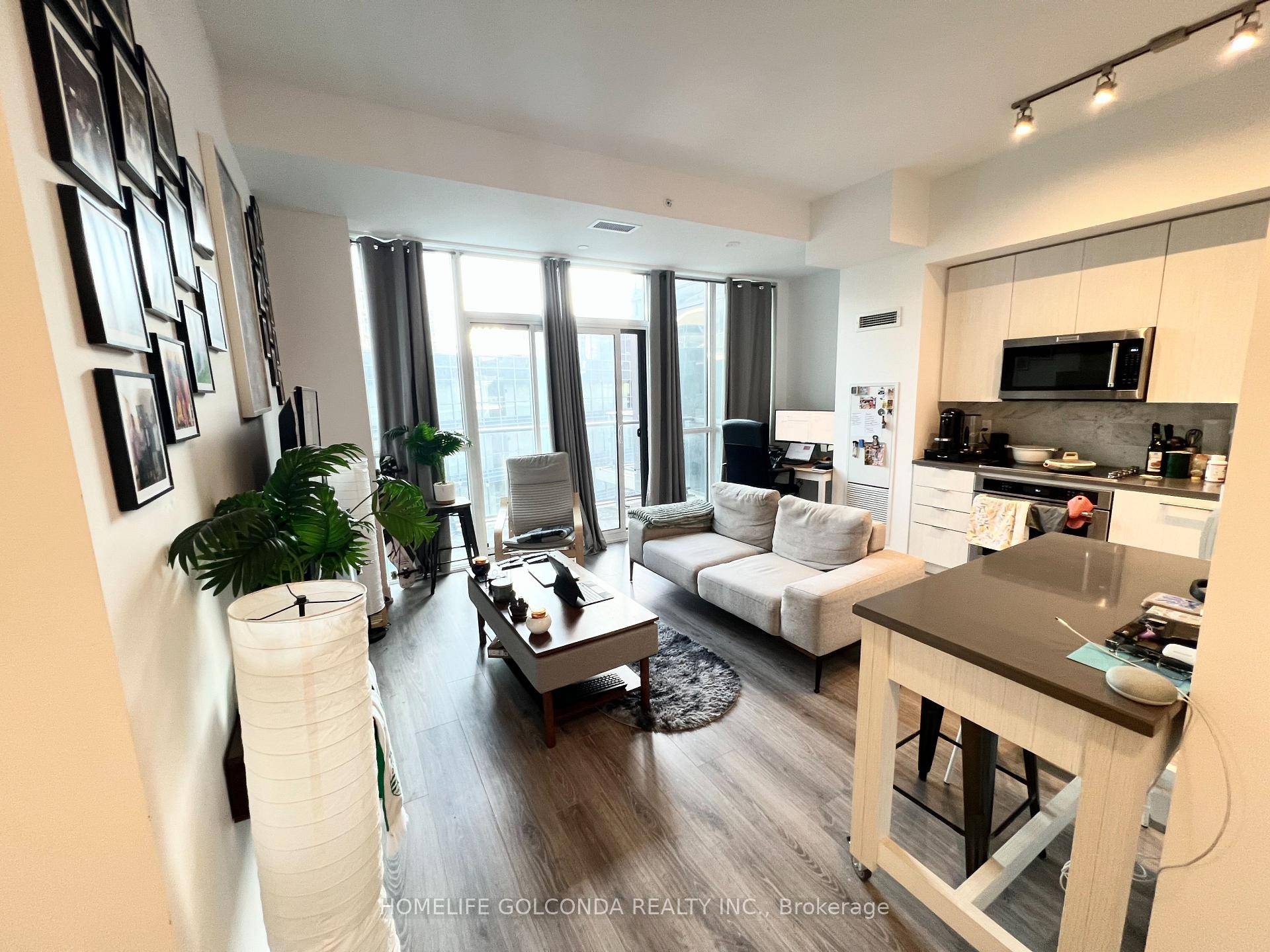 Welcome to Fortune and this spacious and bright 1 bedroom study condo.