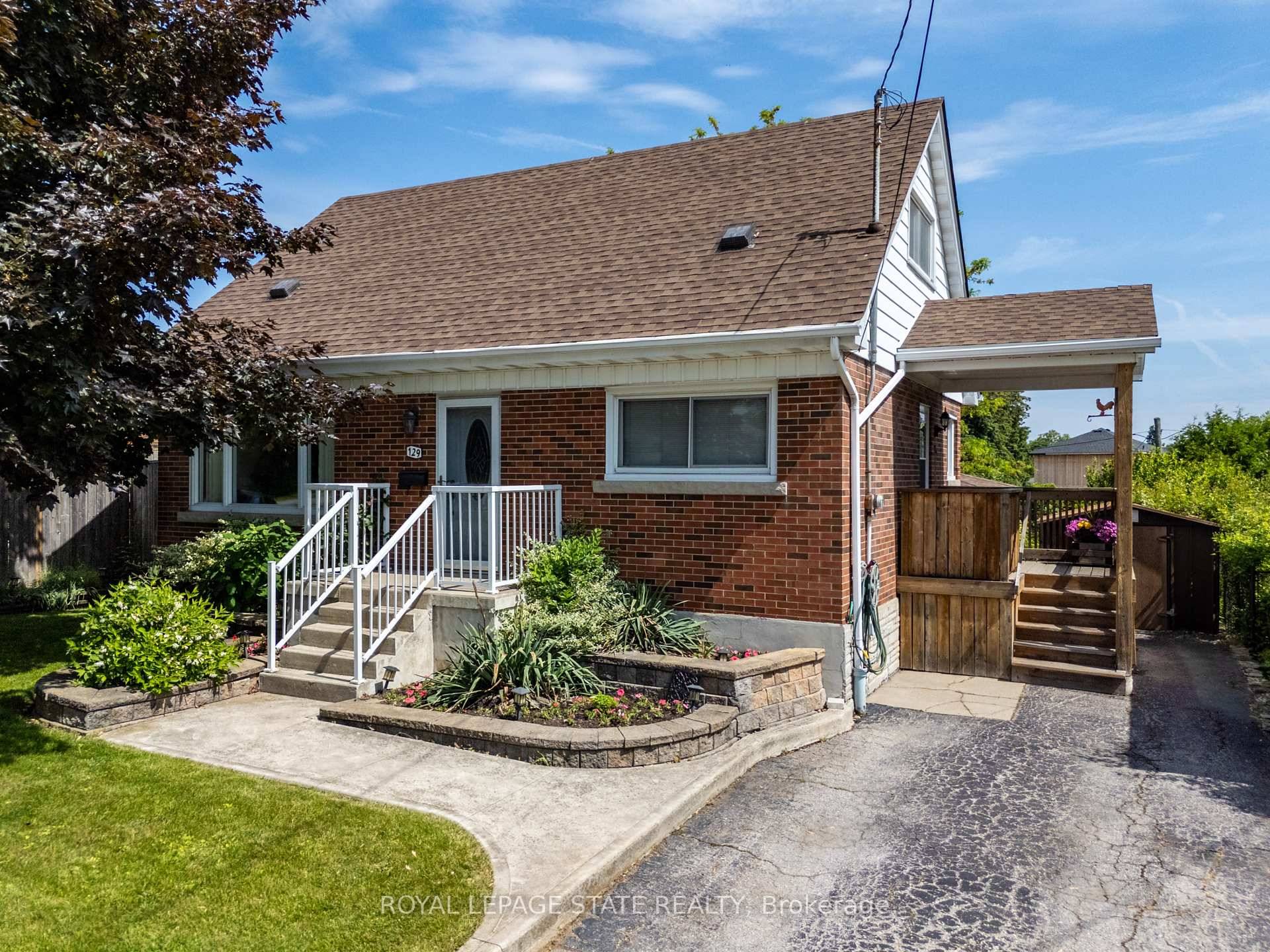 Welcome to this inviting and spacious 3 bedroom gem nestled in the sought after Huntington area of Hamilton Mountain just a few blocks away from Mountain Brow Blvd.