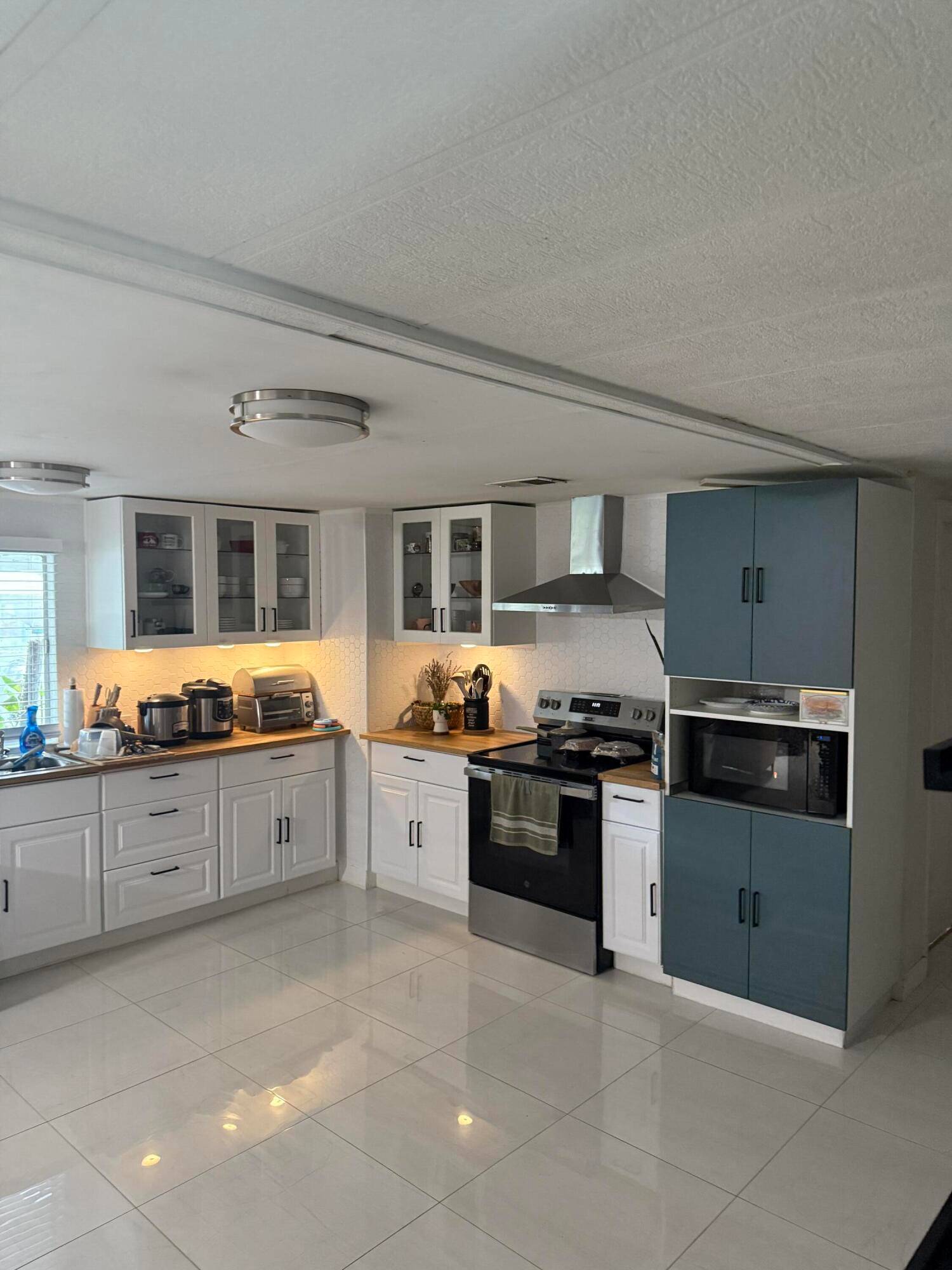 Spectacular 4 Bed 2 Bath Mobile Home All Ages Community in Palm Beach Gardens Take advantage of this Opportunity, won't last long !