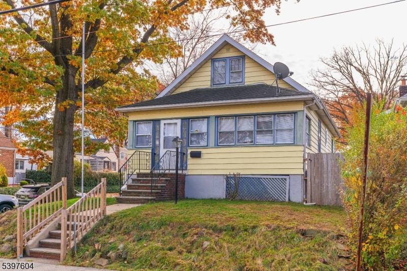 Discover this charming, single family home featuring an inviting open concept layout, 3 well sized bedrooms, and a beautifully remodeled full bath.