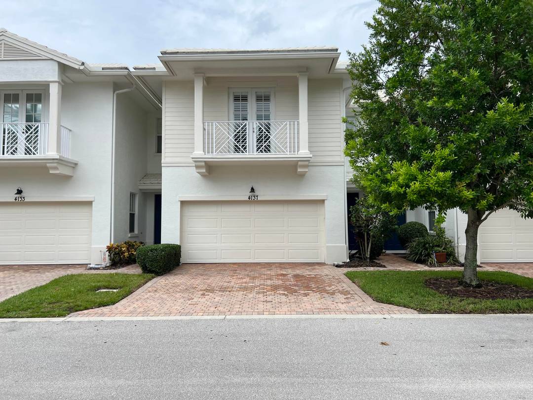 Beautiful 3 2. 5 townhouse located in the desirable Hampton Cay.