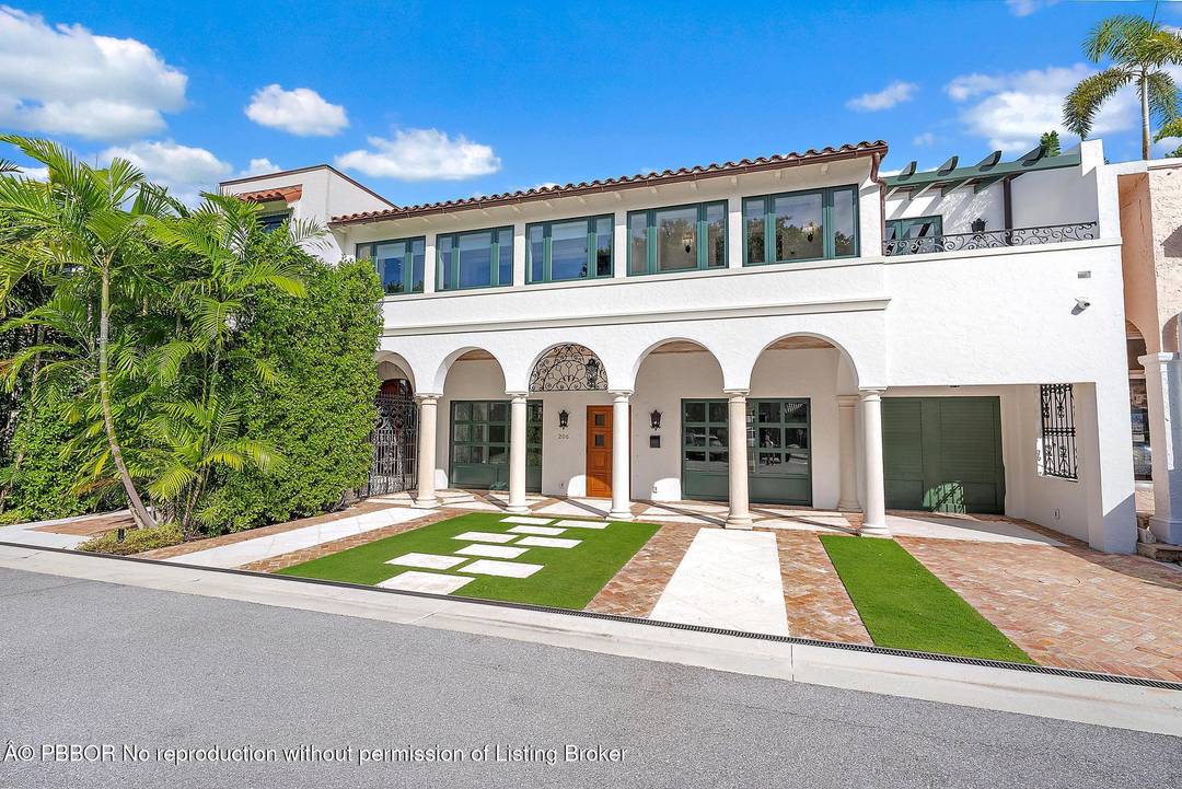 Ideally located in historic Phipps Plaza, this architectural jewel originally conceived by Marion Sims Wyeth and masterfully reimagined by John Volk has been artfully transformed from its foundation to its ...