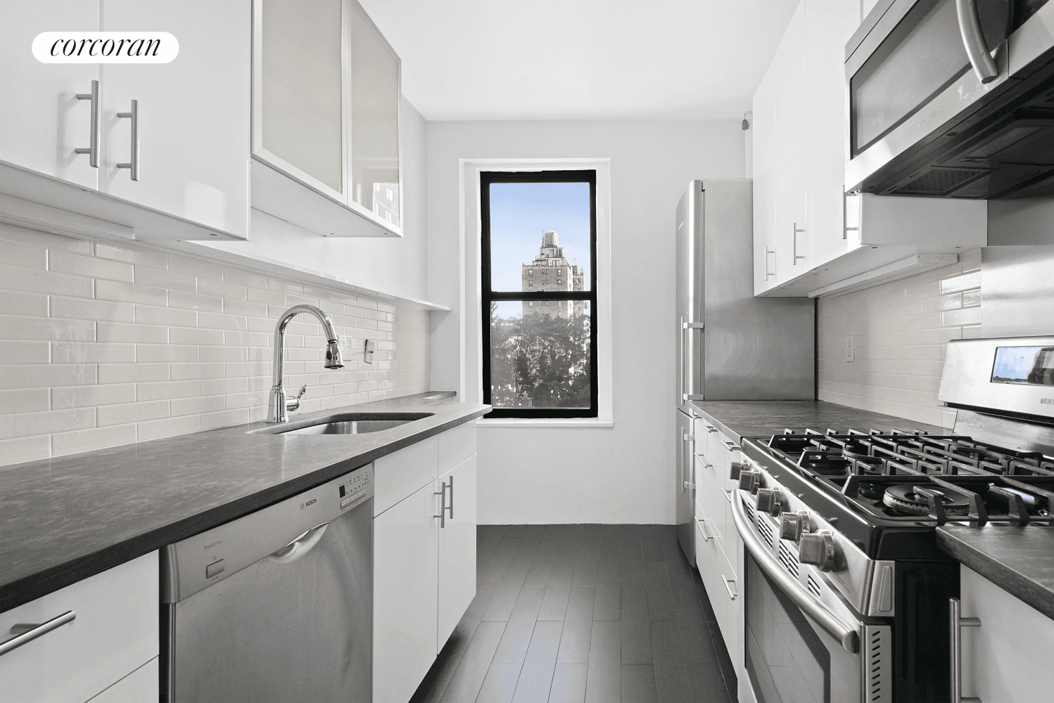 Nestled on the top floor of a charming elevator coop, this large light filled one bedroom features north facing windows that provide stunning views of the sky, trees, and iconic ...