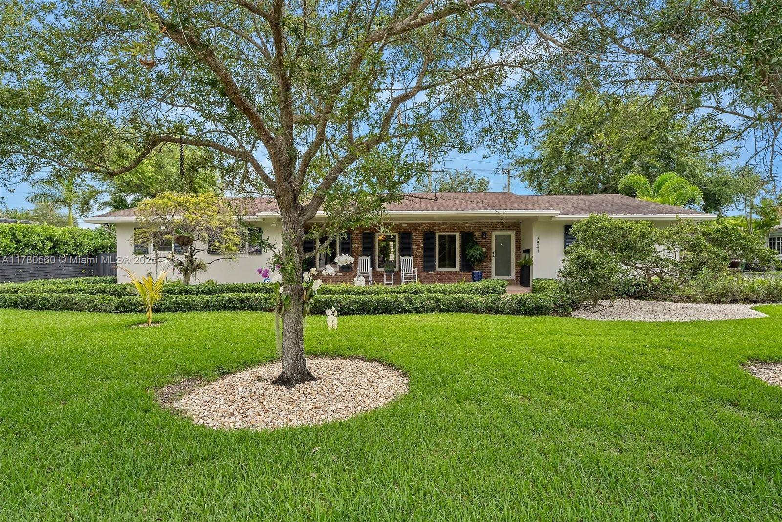 Fabulous 4 bdrm 2. 5 bath, fully updated one story home Prime area of North Palmetto Bay Cul de sac Open concept living area Fantastic kitchen features ample storage, granite ...