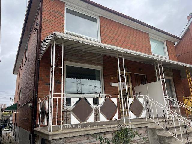 After more than 50 years with the same family, this 1971 built home in the heart of Corso Italia is ready for a new owner.