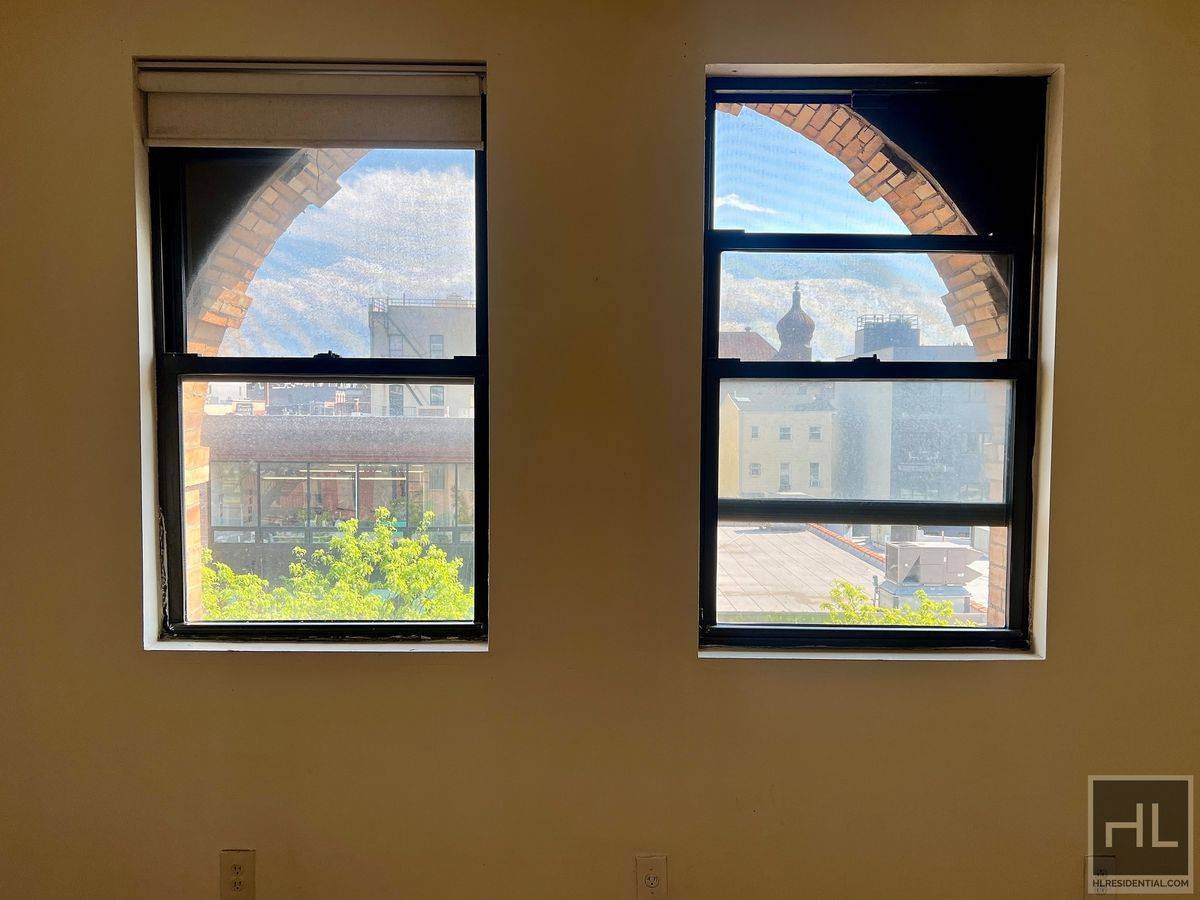 5BR 1BA Historic Commerical Residential Zoned Mixed Use Loft In Heart of BedStuyVideo available, please introduce yourself 1200sft 3rd fl walk up Virtual doormanHistoric building Hardwood floorsClosets throughout Fully Renovated ...