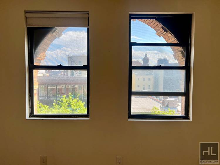 5BR 1BA Historic Commerical Residential Zoned Mixed Use Loft In Heart of BedStuyVideo available, please introduce yourself 1200sft 3rd fl walk up Virtual doormanHistoric building Hardwood floorsClosets throughout Fully Renovated ...