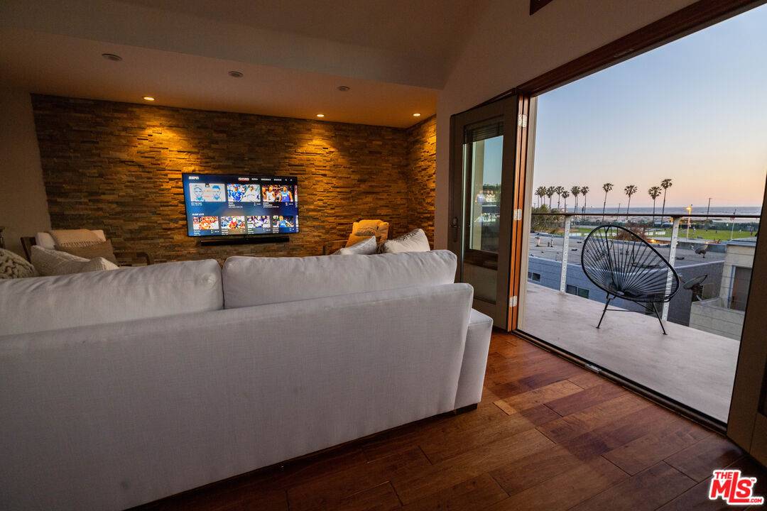 6644   Vista Del Mar 3BR La