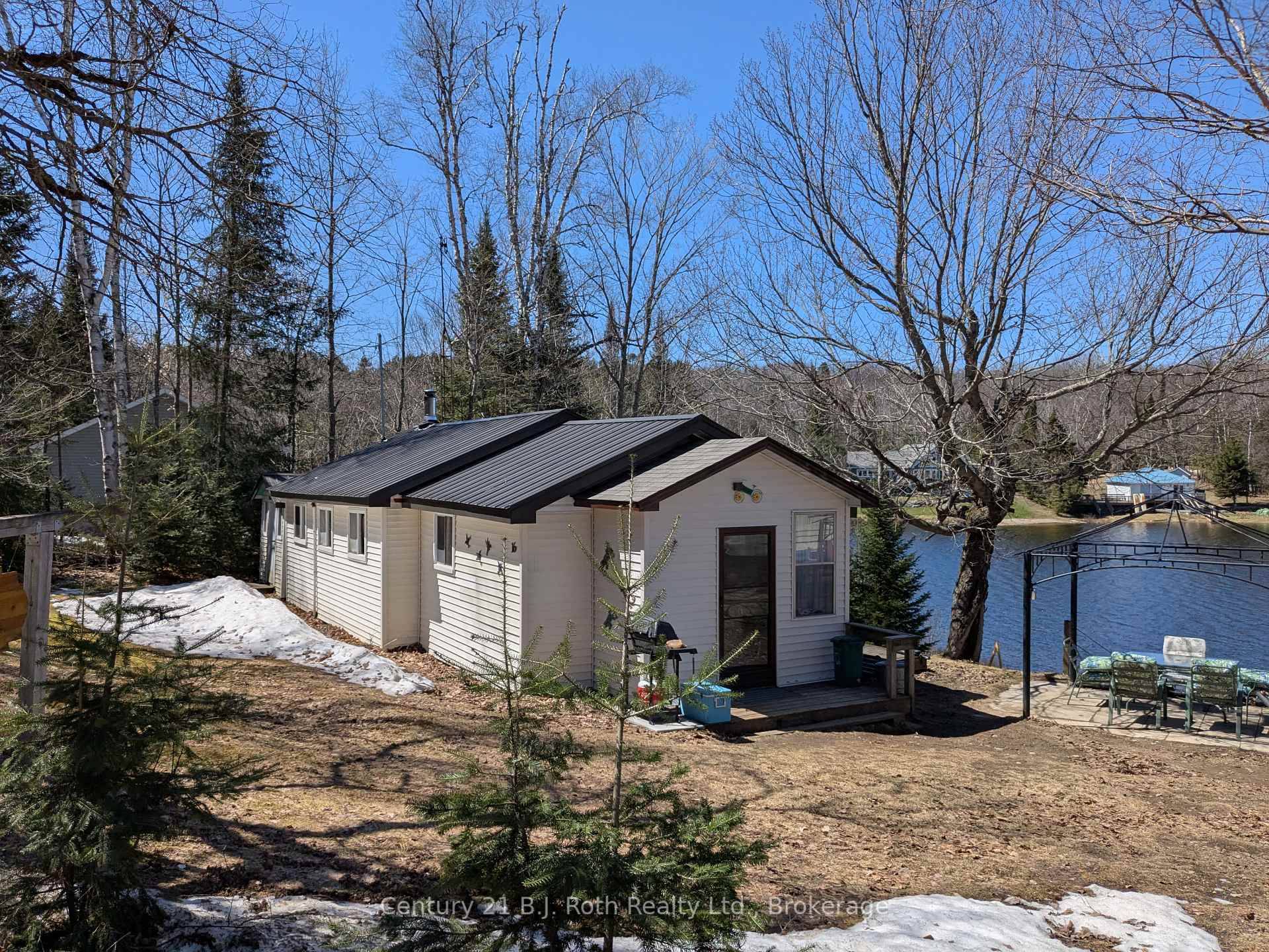 Desirable Eagle Lake 2 Bedroom Plus Den and Nostalgic 425 sq.