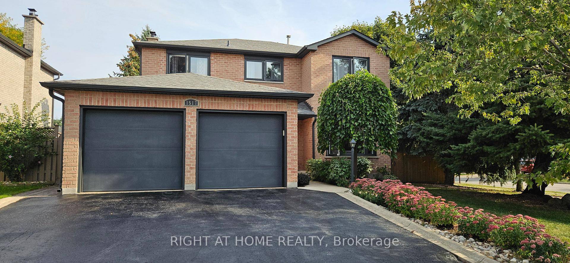 Welcome to your new home at 1517 Queensbury Cres.