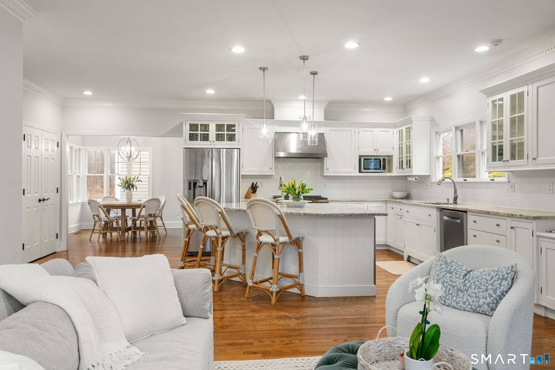 A special residential neighborhood characterized by a coveted cul de sac and offering the quiet luxury Weston is known for.