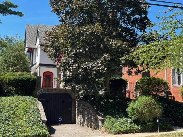 Beautiful picturesque Tudor 3 bedrooms 2.
