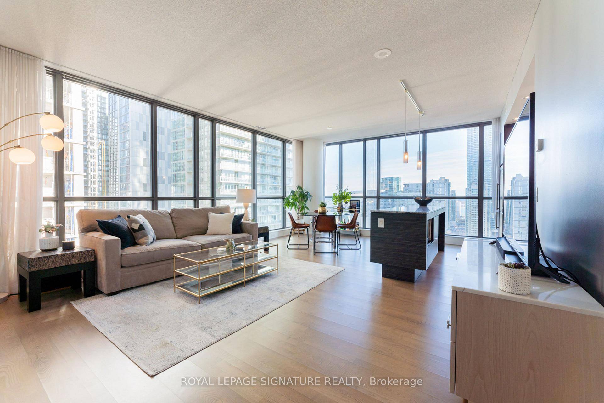 Welcome to suite 2006 in the exquisite and highly sought after Charlie Condos !