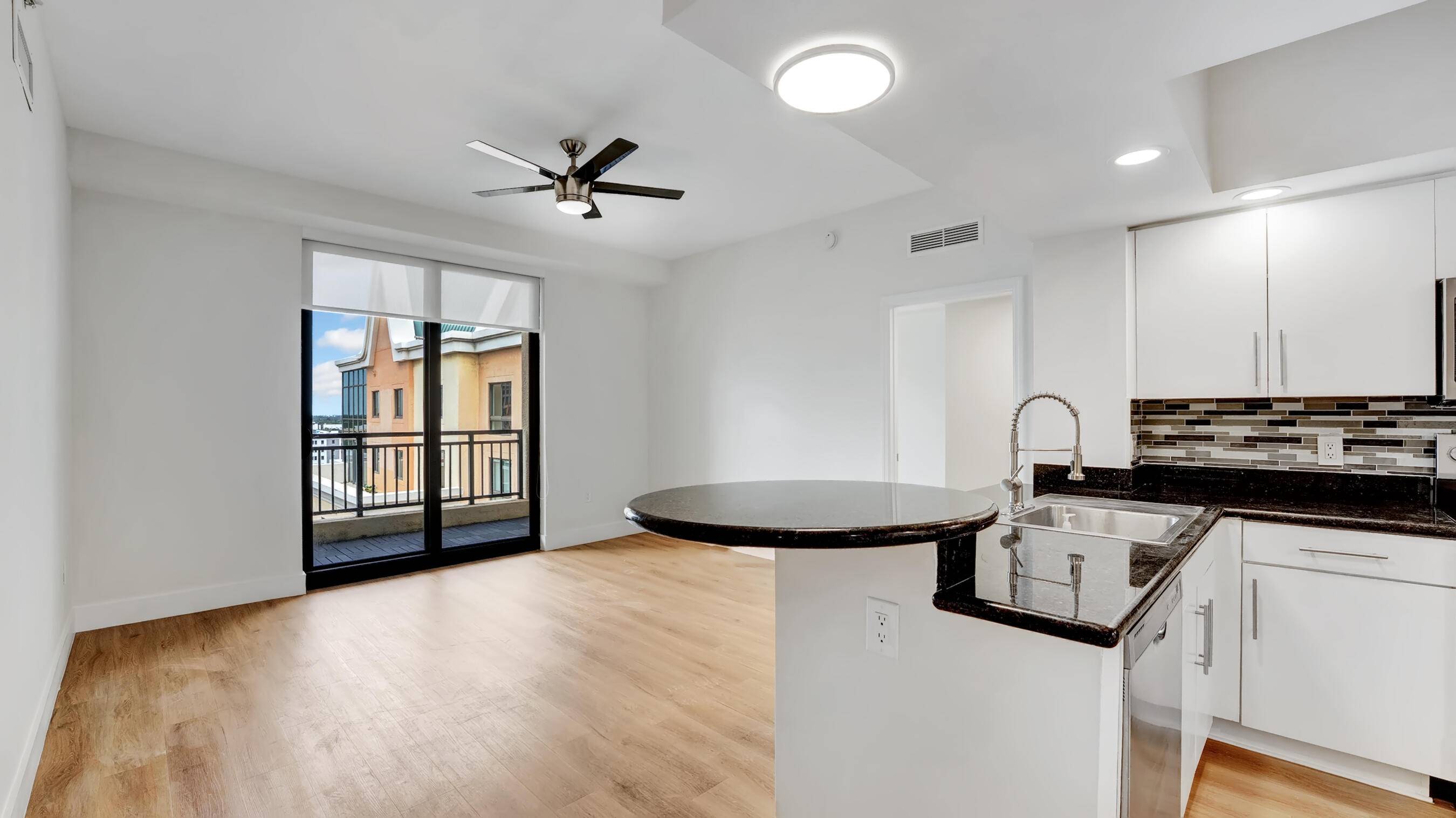 Live the best of city and coastal living in this fully renovated 3 bedroom, 2 bathroom penthouse, perfectly located in the heart of Downtown Fort Lauderdale walkable to Las Olas ...