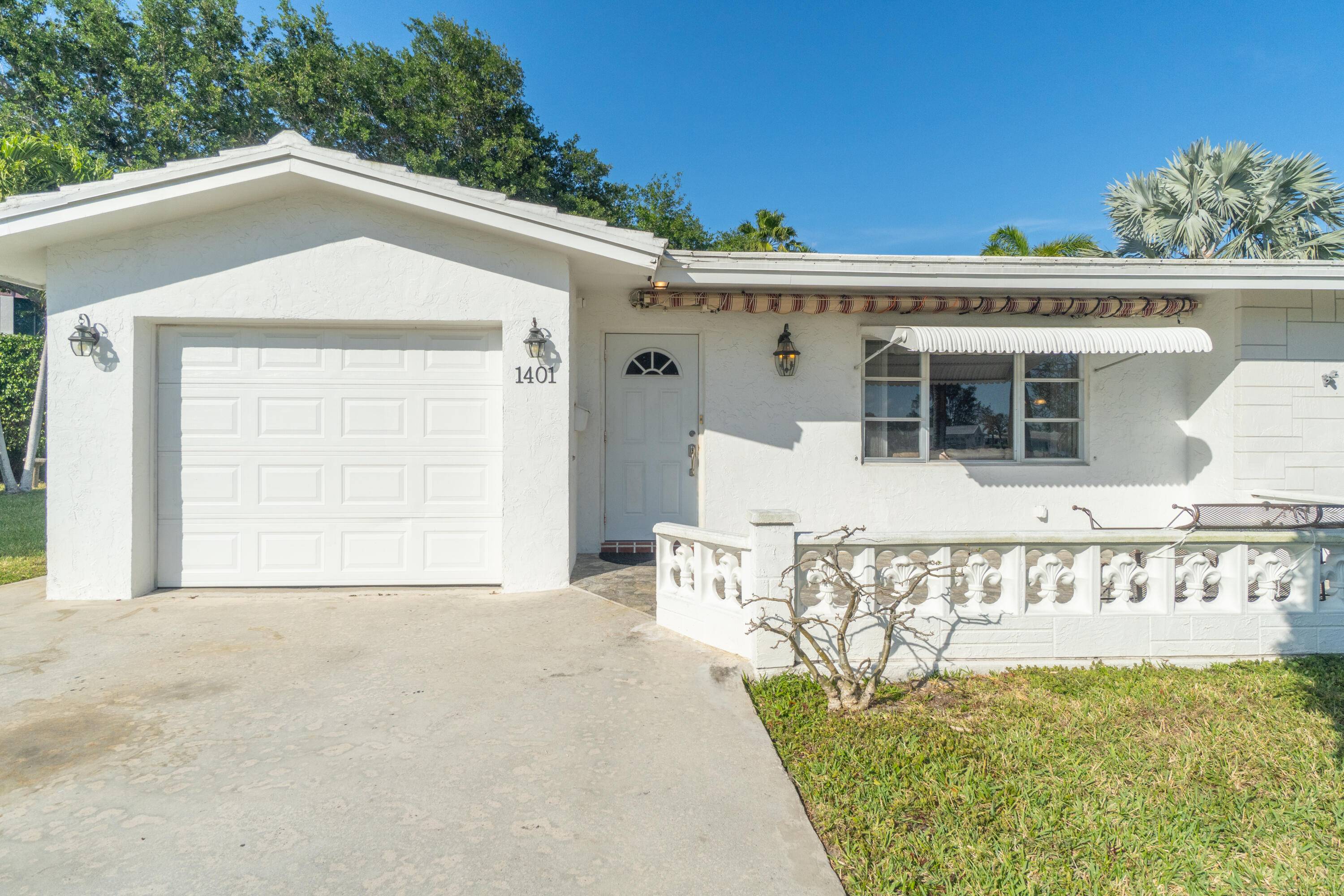 Oversized. 21 acre lot with canal access fish from your backyard !