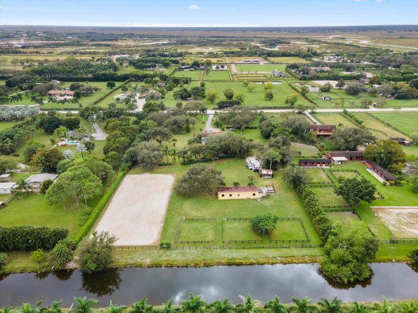 GREAT LOCATION ! Charming 4 stall barn featuring a tack room, feed room, wash rack, and picturesque paddocks.
