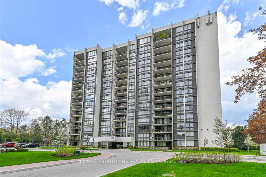 SPECTACULAR LAKE amp ; SKYLINE VIEWS !