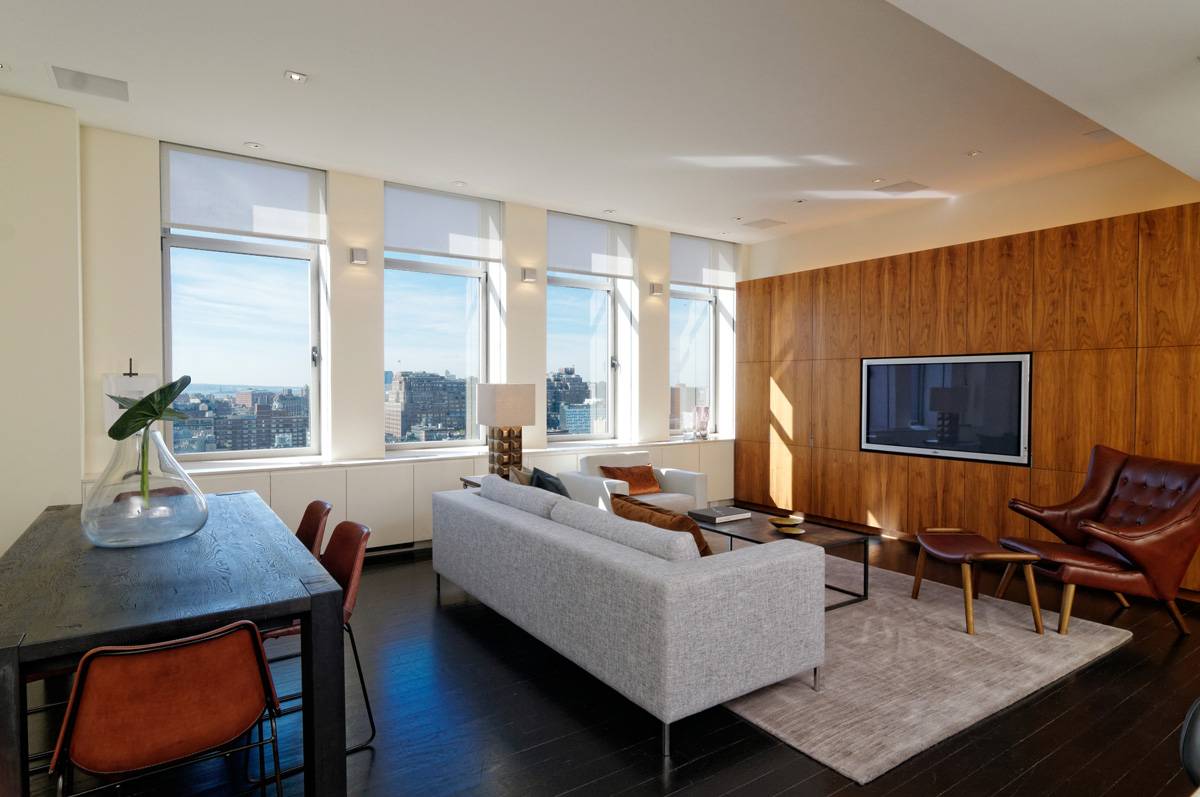 Perched on the 18th floor of the iconic Chelsea Mercantile, the expansive poster views from this loft can be described as nothing short of spectacular.