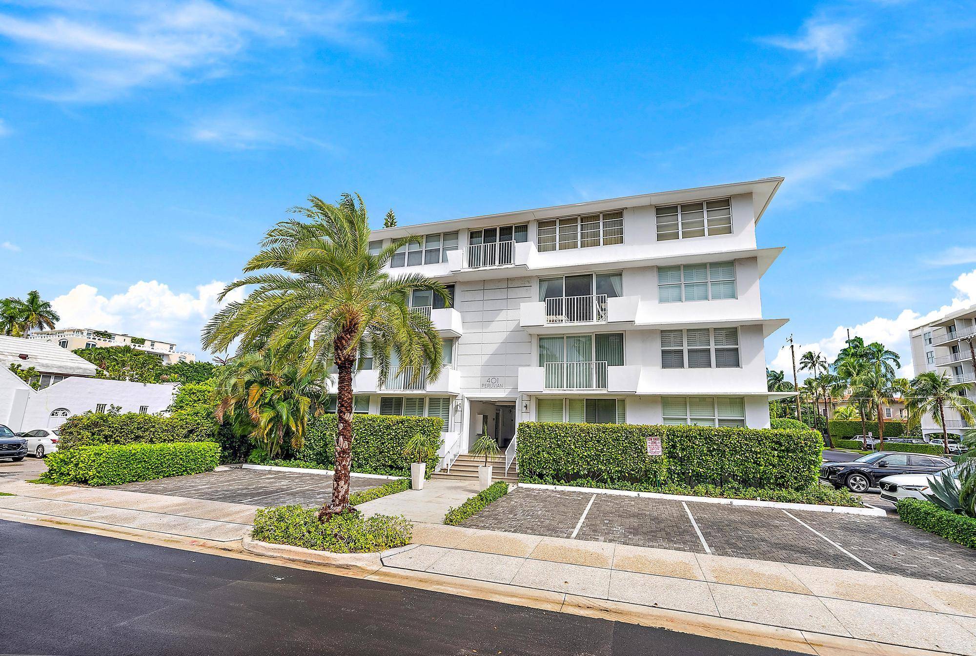 ''Palm Beach Chic'' 1 bedroom pied a terre just off of Worth Avenue.