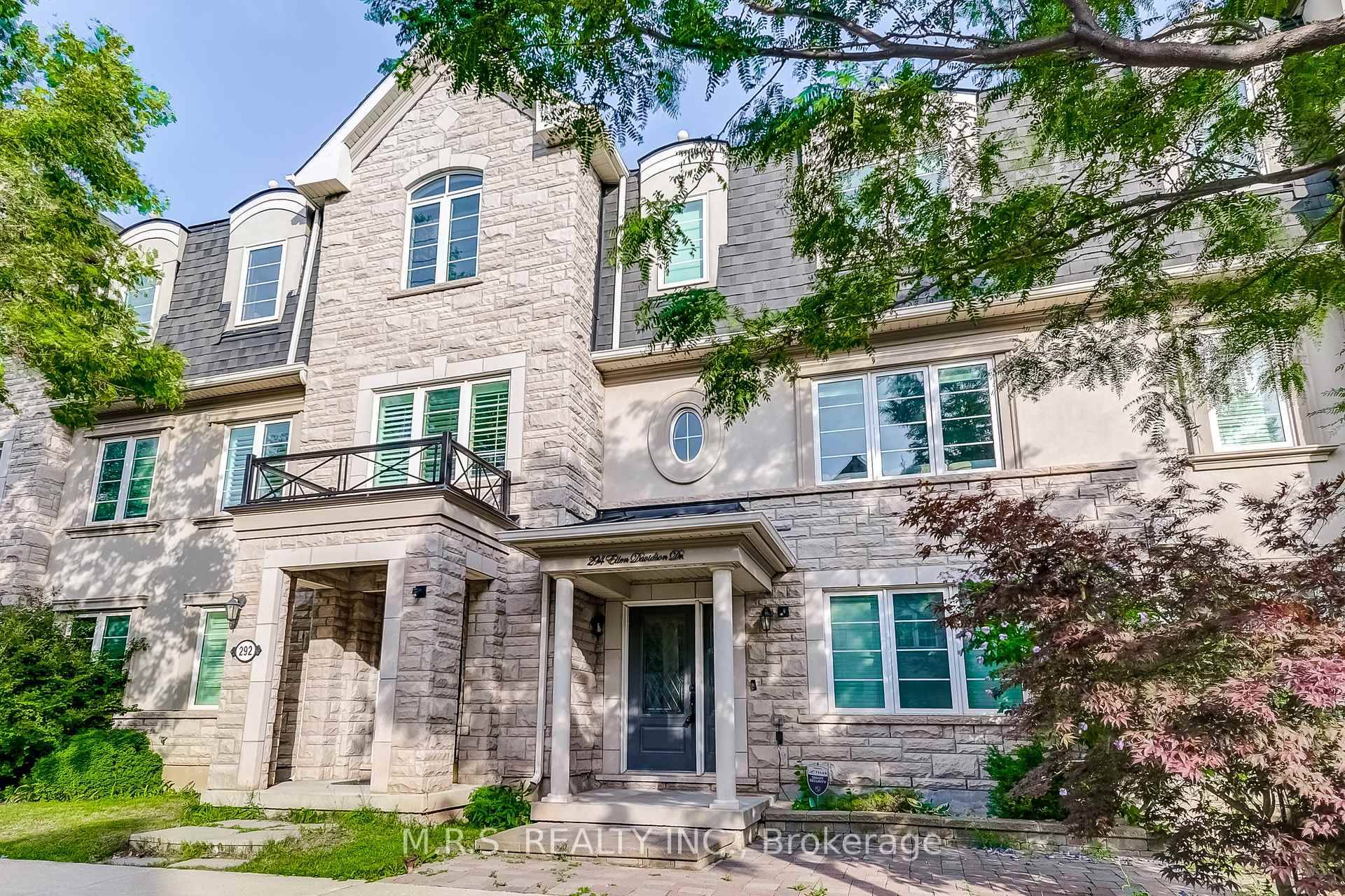 Beautifully Updated Freehold Townhome In The High Demand Glenorchy Community.