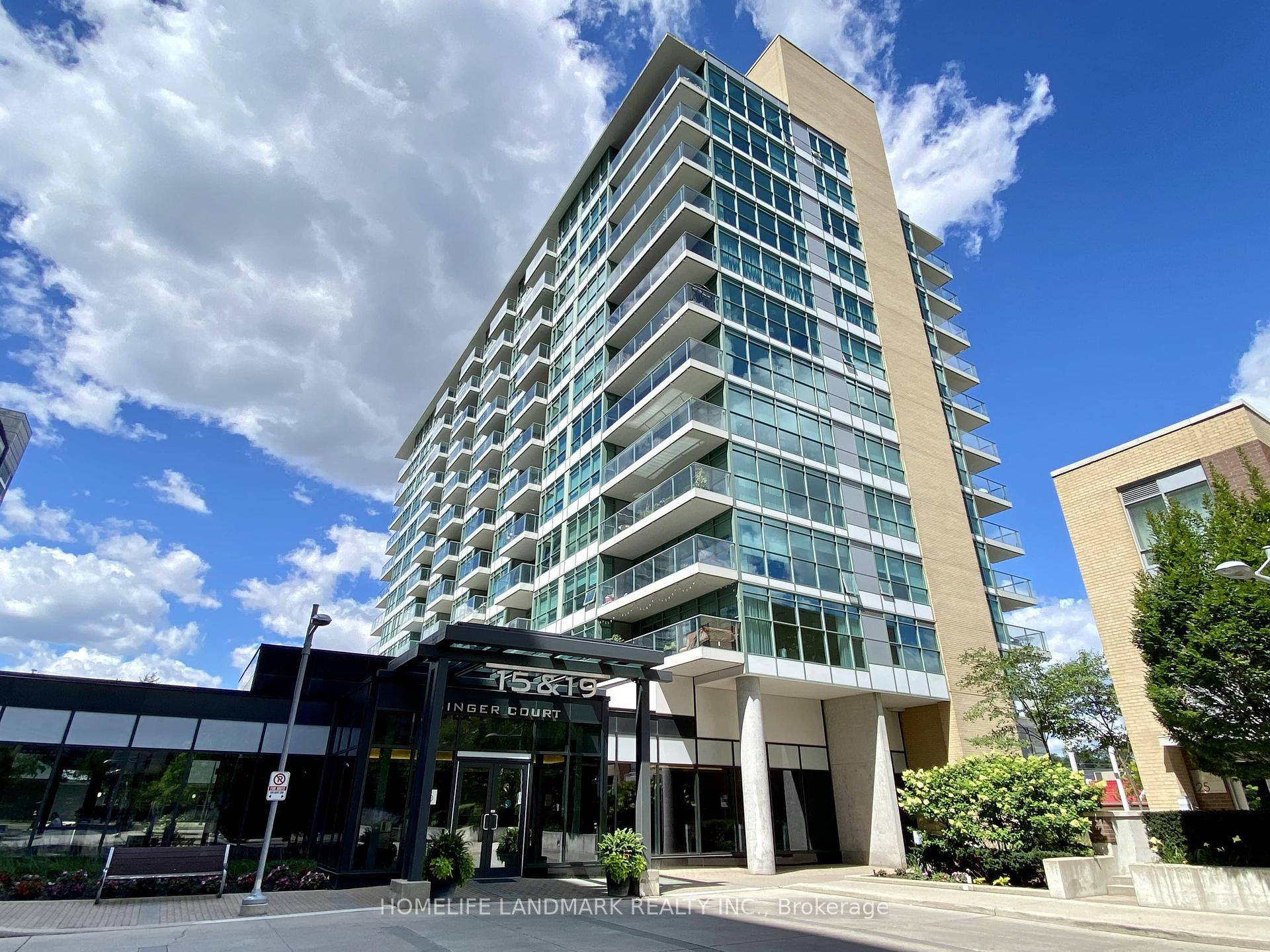 Spacious amp ; Bright 1 Bedroom With Large Den Dining Room.