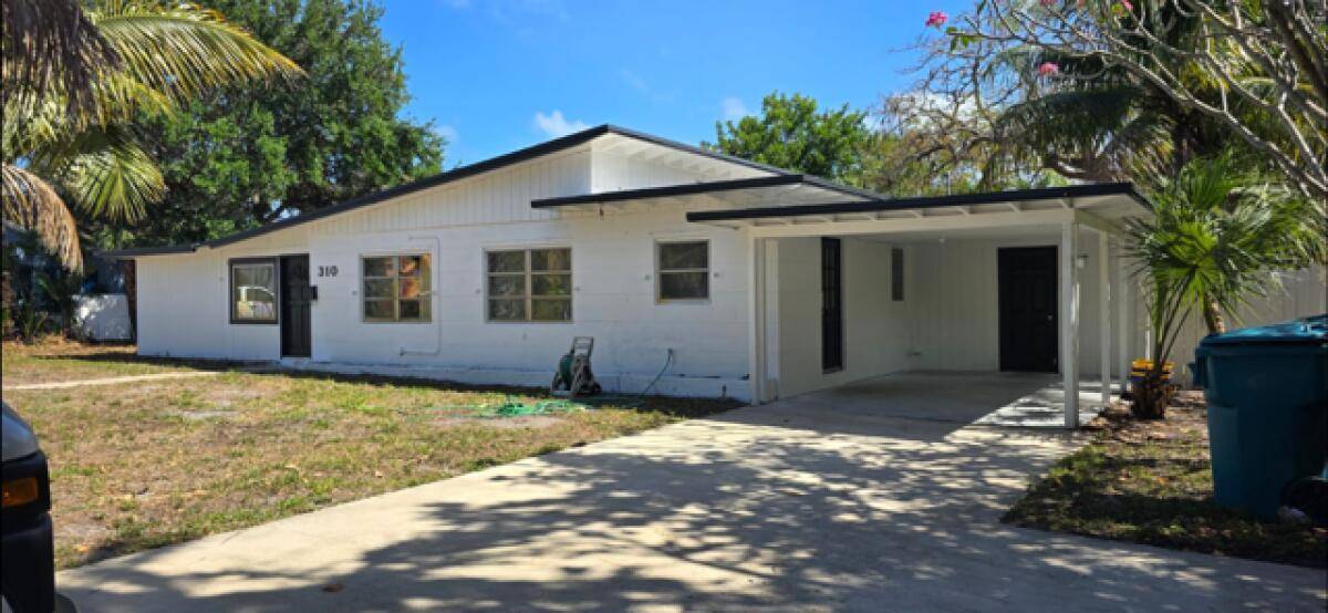 Great location in rapidly growing east Boynton Beach, East of 95.