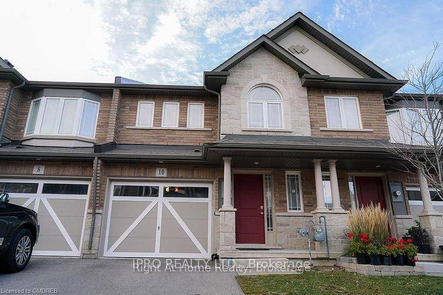Located in Summit Park neighbourhood on Stoney Creek mountain, this 3 bedroom townhome offers an open floor concept with a breakfast bar and kitchen island, living dining room, hardwood floors ...