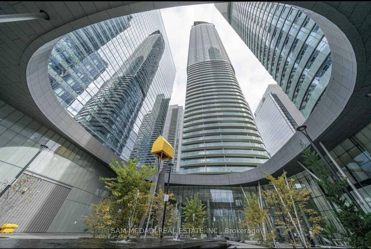 Spacious South East Corner Suite With Spectacular View Of The Lake.