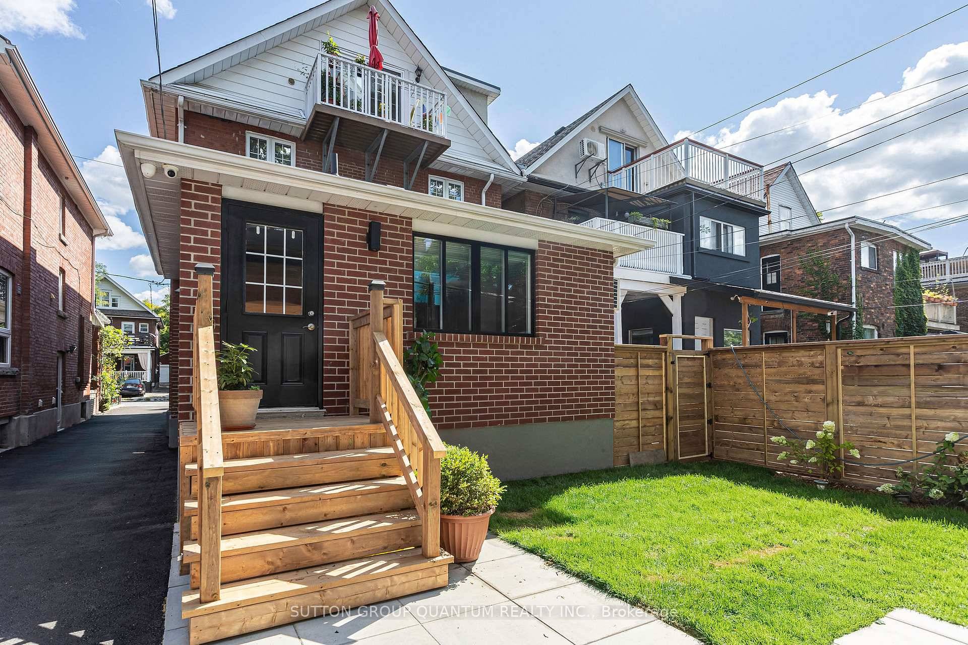 UTILITIES INCLUDED ENSUITE LAUNDRY PRIVATE ENTRY STREET PARKING AVAILABLE !