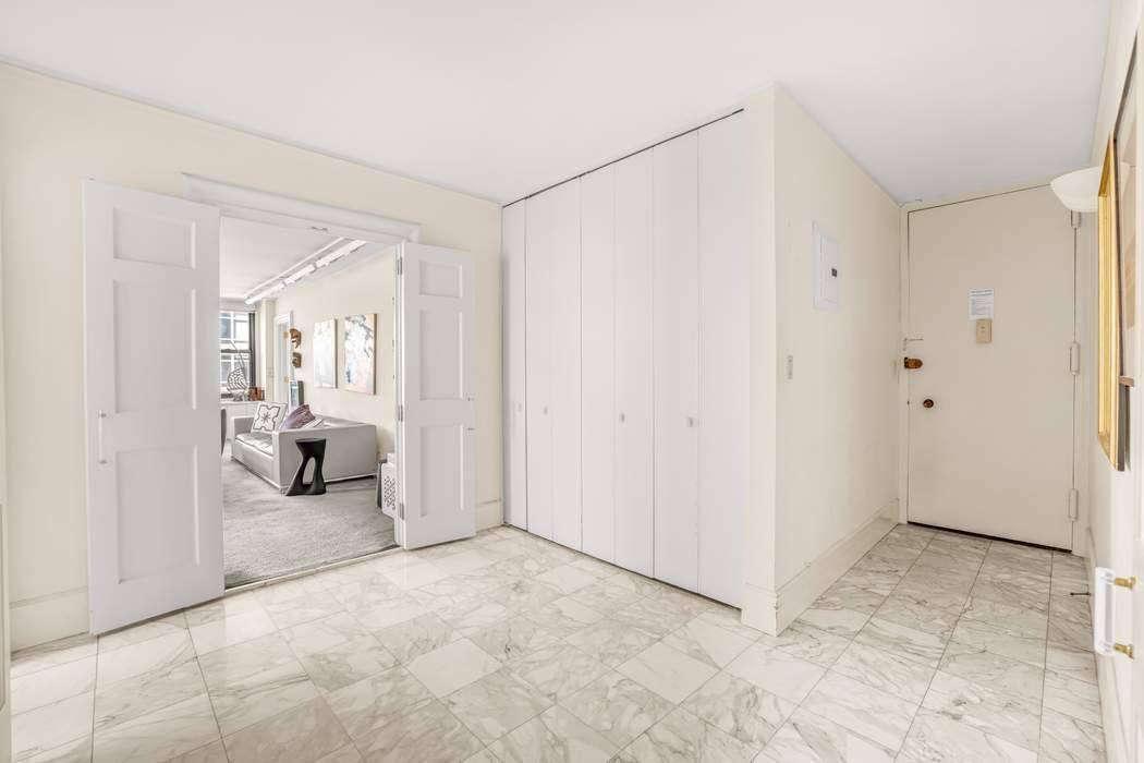 Bathed in natural light from three exposures, this high floor residence offers an ever shifting canvas of city and sky vistas.