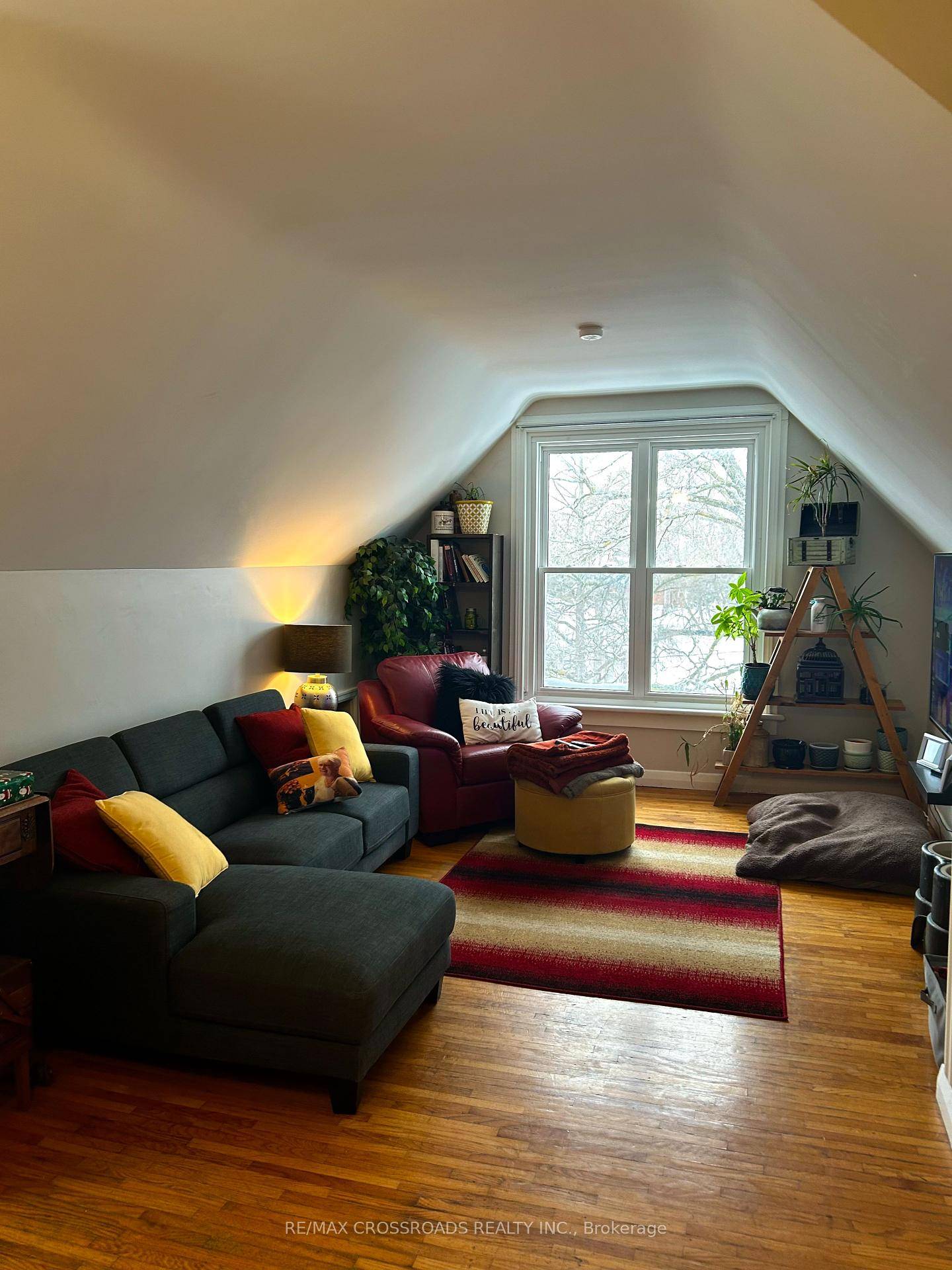 Welcome to this bright and spacious one bedroom unit, perfect for singles or couple seeking comfort, convenience and style.