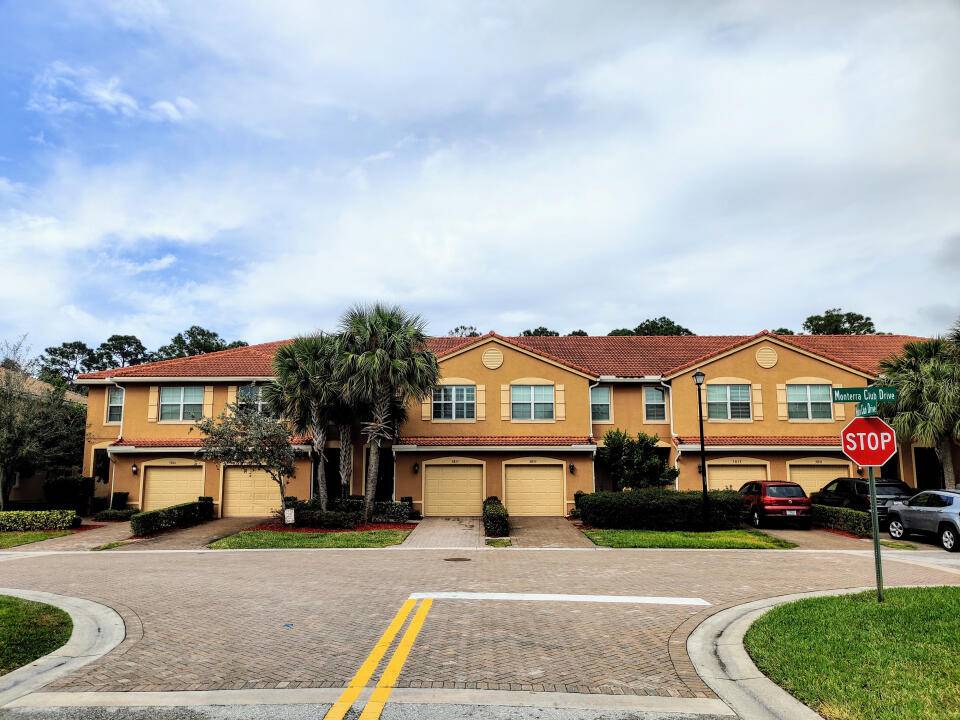 This beautiful newer townhome is centrally located only a 10 minute drive to Downtown Lake Worth, schools, shopping, dining, and Palm Beach International Airport.