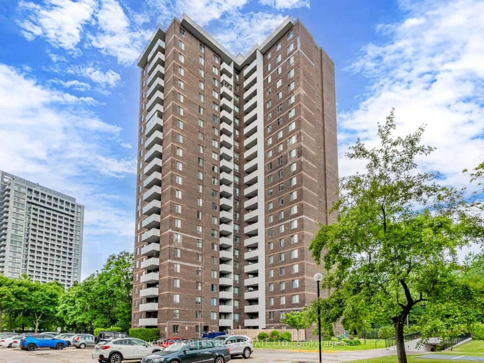 Welcome to this bright and spacious 931 sq.