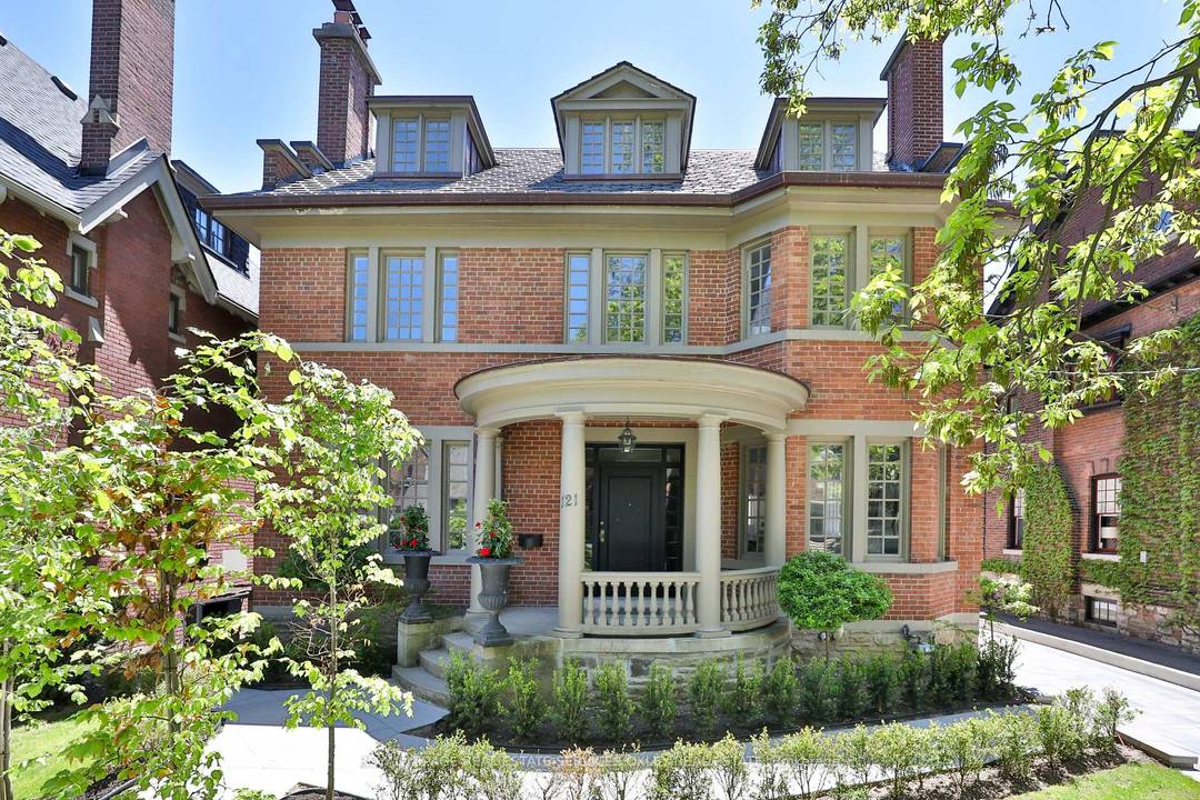Welcome to 121 Roxborough Drive, a classic Georgian heritage home w 5, 900 sq ft of total living space located in prime North Rosedale.