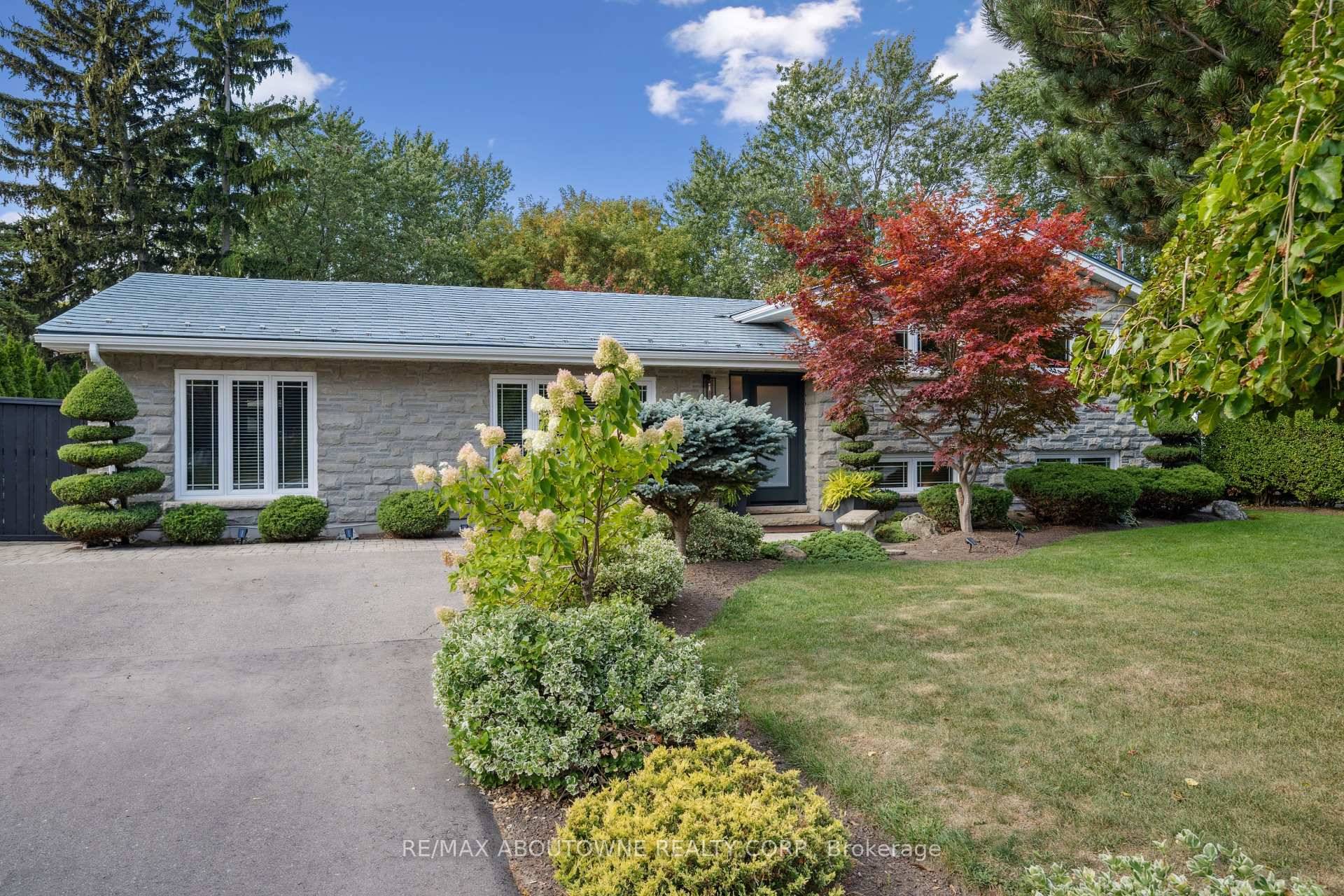This updated and renovated split level home is located on a premium street in one of the most desirable neighborhoods in Streetsville, surrounded by many executive and custom built homes ...