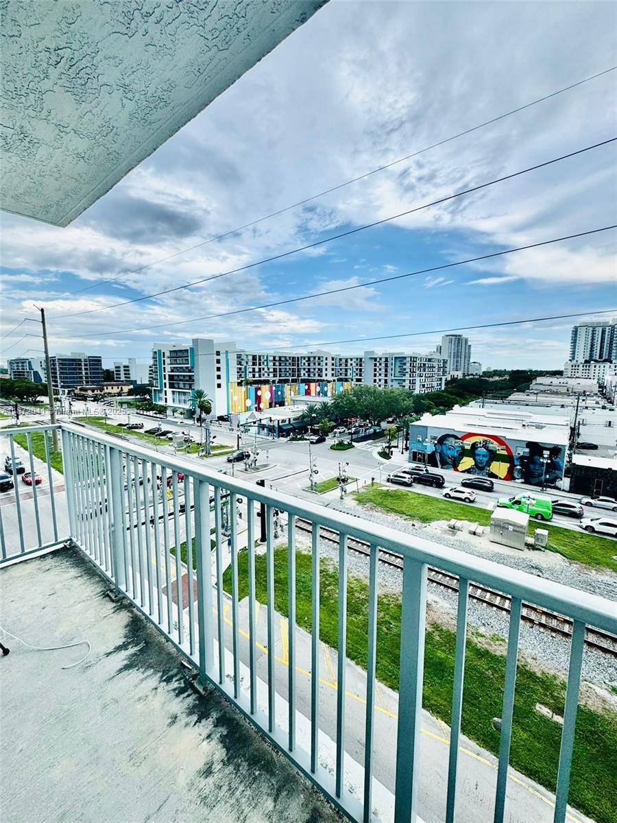 Specious 2B 2B condo, located in Downtown Hollywood, walking distaince to many restaurantes and entertainment.