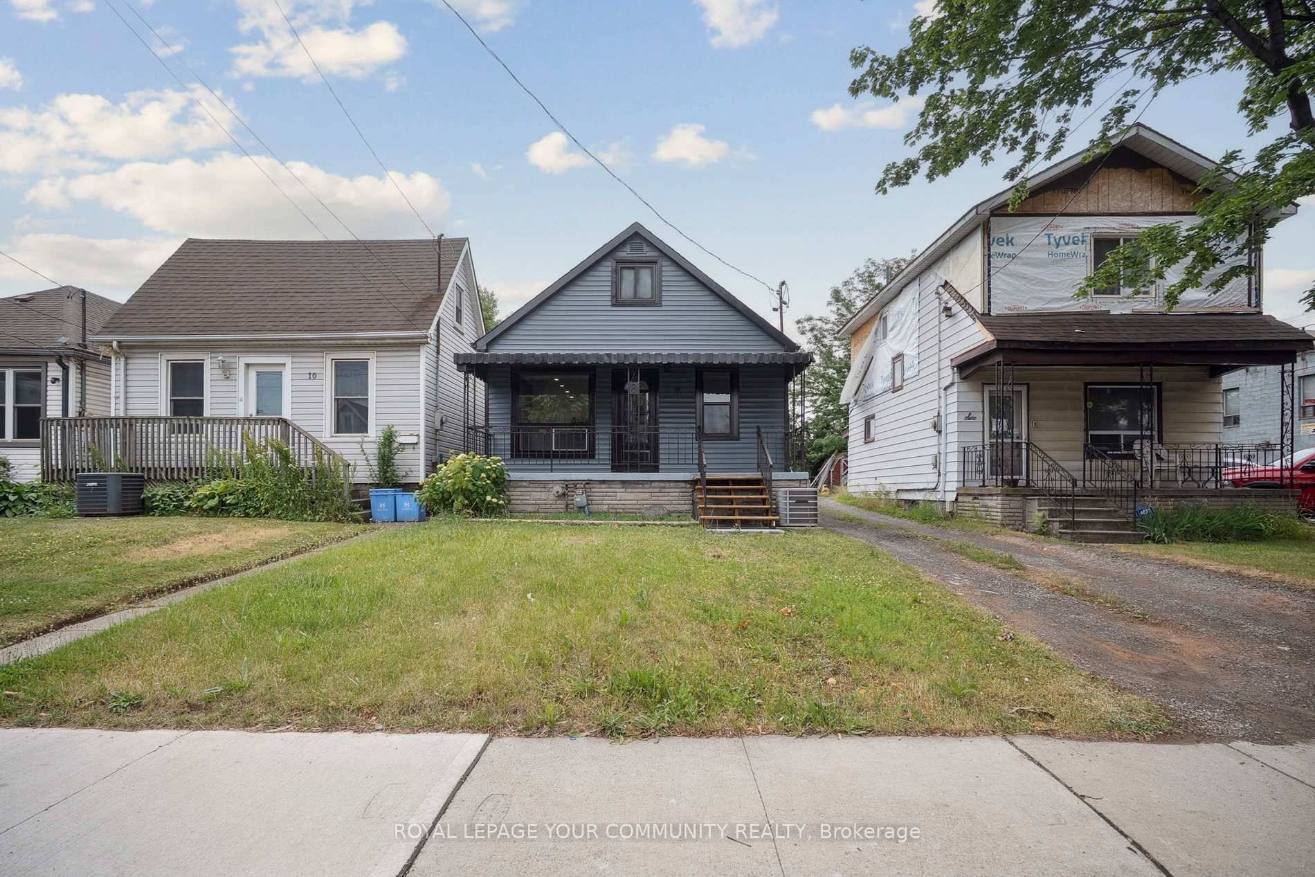 SHOWSTOPPER ! Modern 1. 5 Storey Detached Home Beautifully Renovated 3 1 Bedrooms One of Hamilton's Most Family Friendly Neighborhood's Ideally Located Near Schools, Shopping Centers, Public Transit, Highways, amp ...
