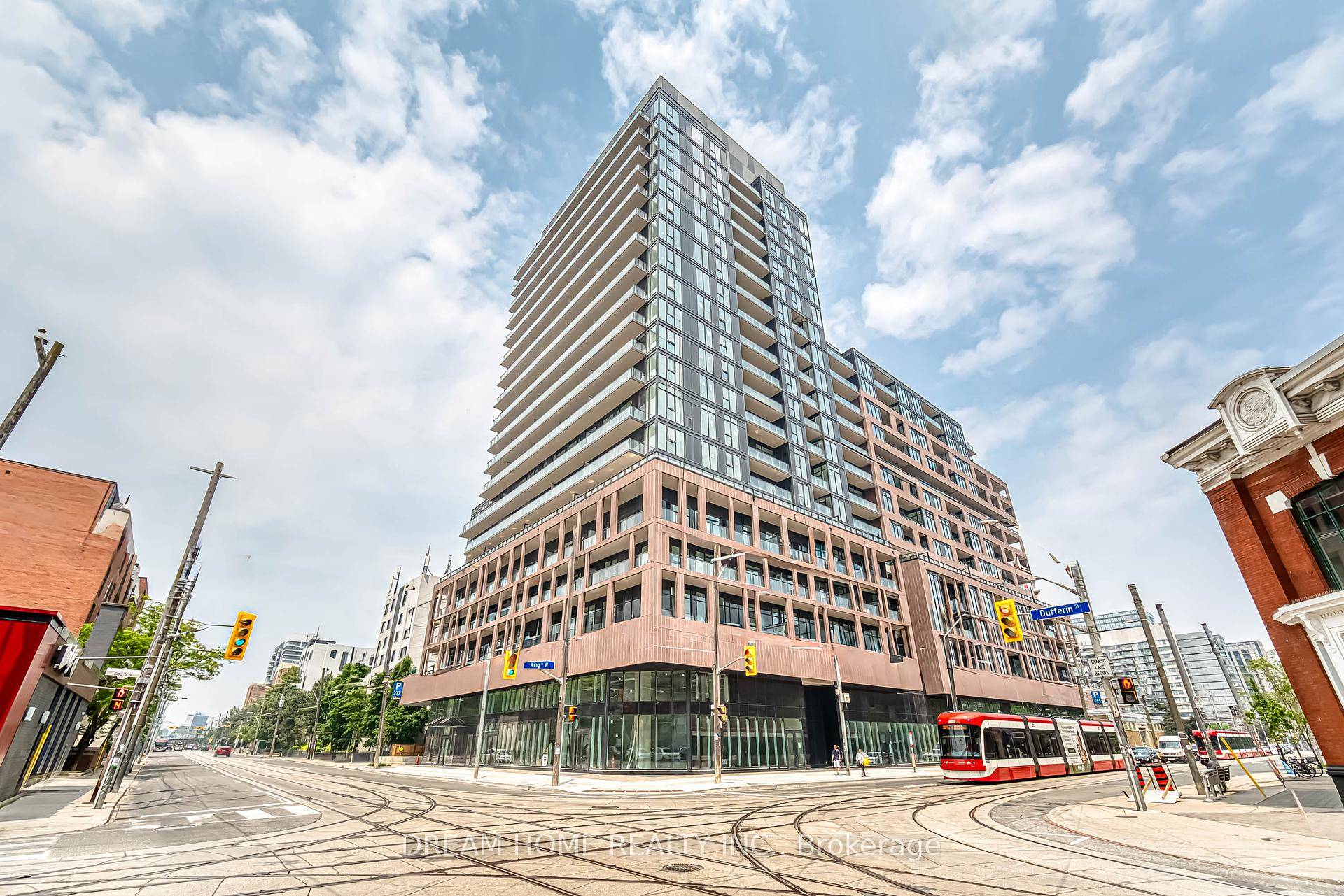 Welcome to XO2 Condo, a modern 1 1 bedroom, 2 bathroom unit perfectly situated at King amp ; Dufferin in the heart of Toronto's vibrant West End.
