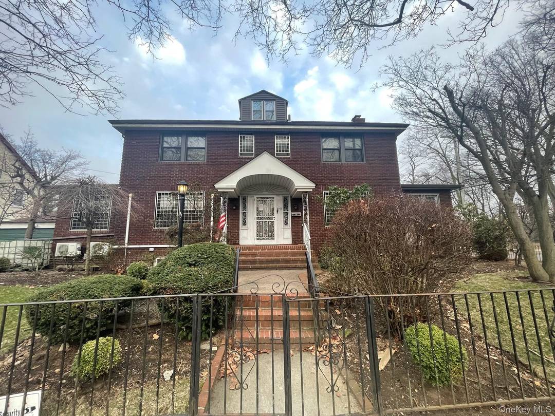 Gorgeous Beautiful Large One Family Colonial Detached House For Rent !