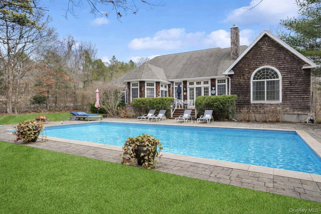Luxury East Quogue Summer Rental Near Southampton amp ; Westhampton Beach Set in the highly sought after Southampton Pines, 21 Corbett Drive offers a rare chance to enjoy a spacious, ...