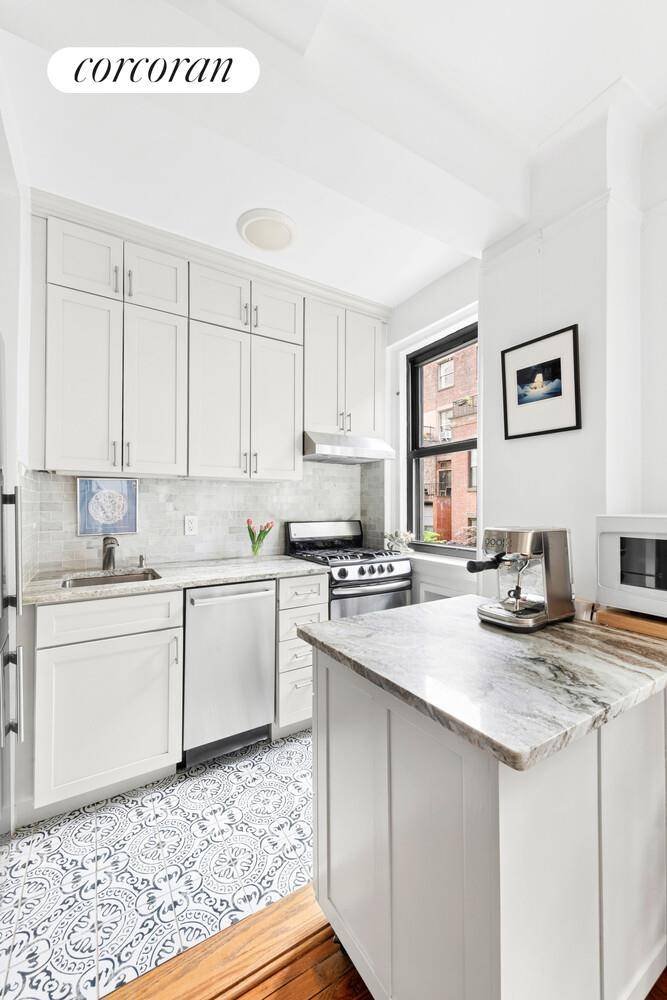 Welcome to 3G at 107 West 86th Street, a perfect blend of pre war elegance and modern convenience in move in condition.