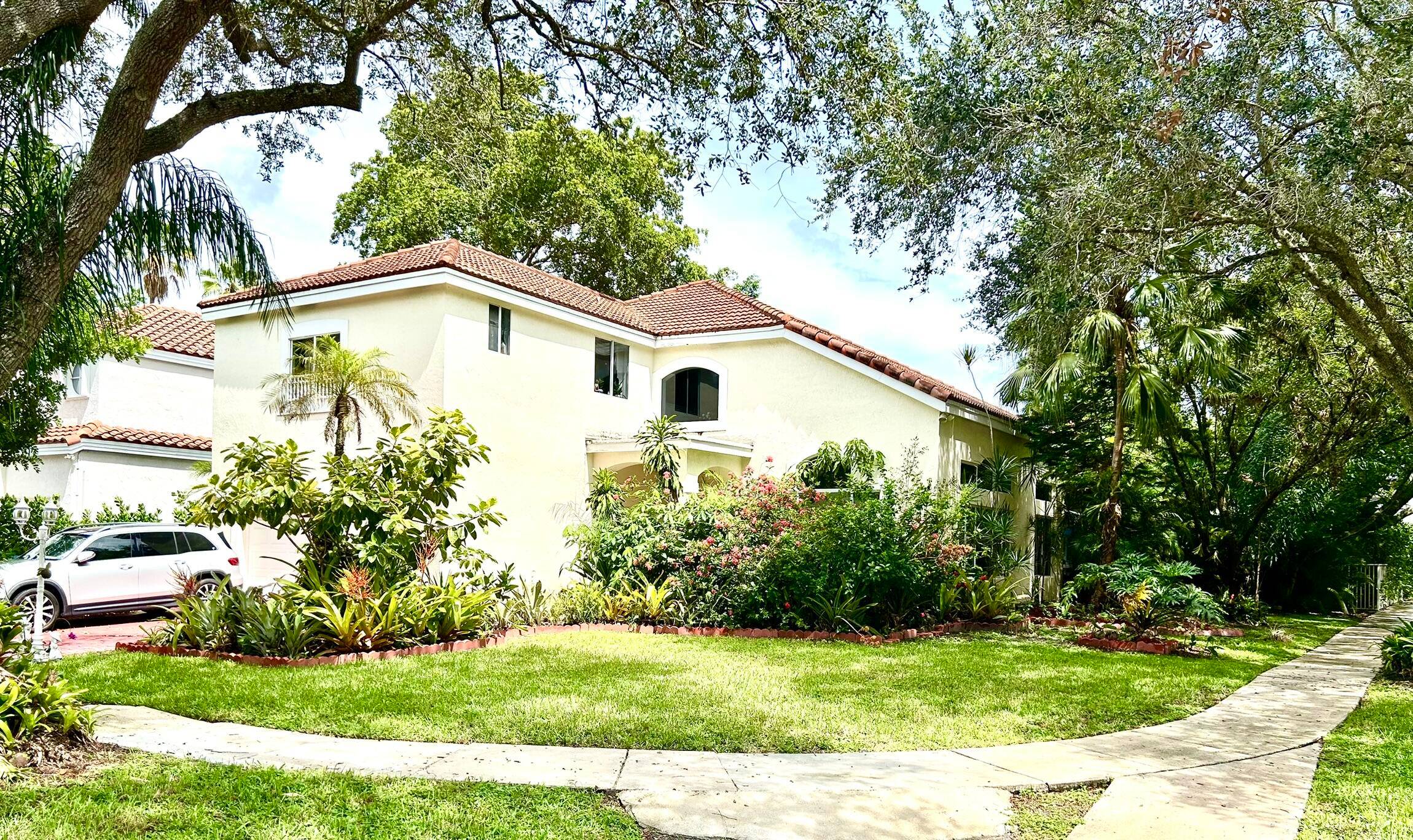 Welcome to Embassy Lakes in the heart of Cooper City !